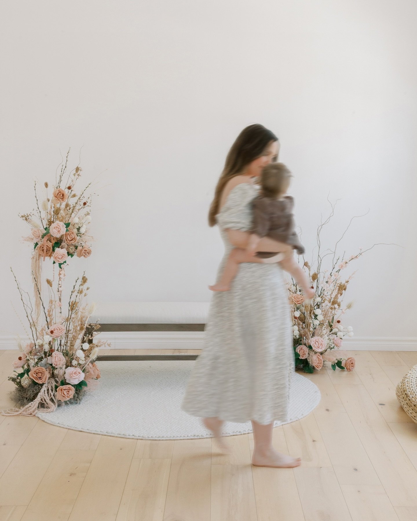 It&rsquo;s officially feeling like spring&mdash;outside and in 🌸

Our spring set, designed in collaboration with @mintandmagnolia, brings those fresh, tranquil vibes to life ✨

Perfect for motherhood sessions, spring minis, or a timeless studio shoo