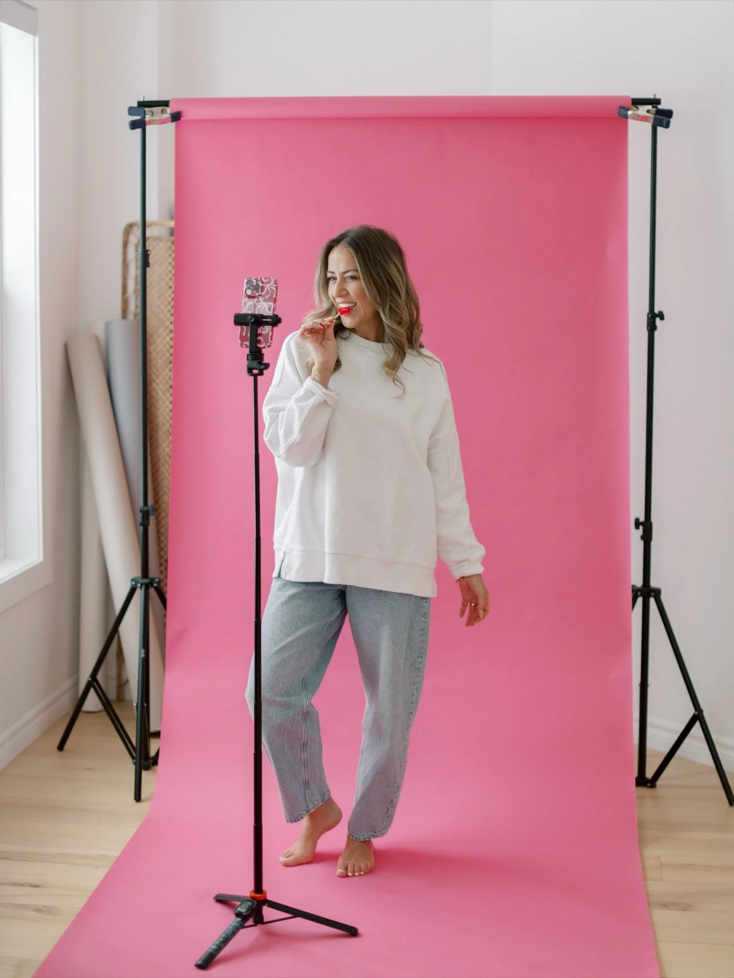 A moment for the pink paper 💖✨

 Happy Valentine&rsquo;s Day, friends! 💋

@fallonfarinacci 
@kstewartphotography