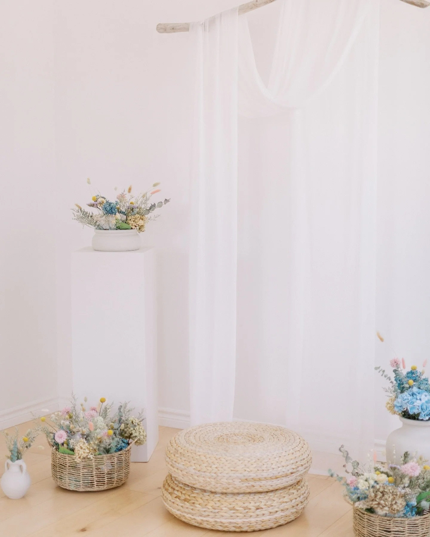 Spring in the studio ✨

🌼 Floral Design @faithfulflowersboutique 
📸 Photography @kstewartphotography