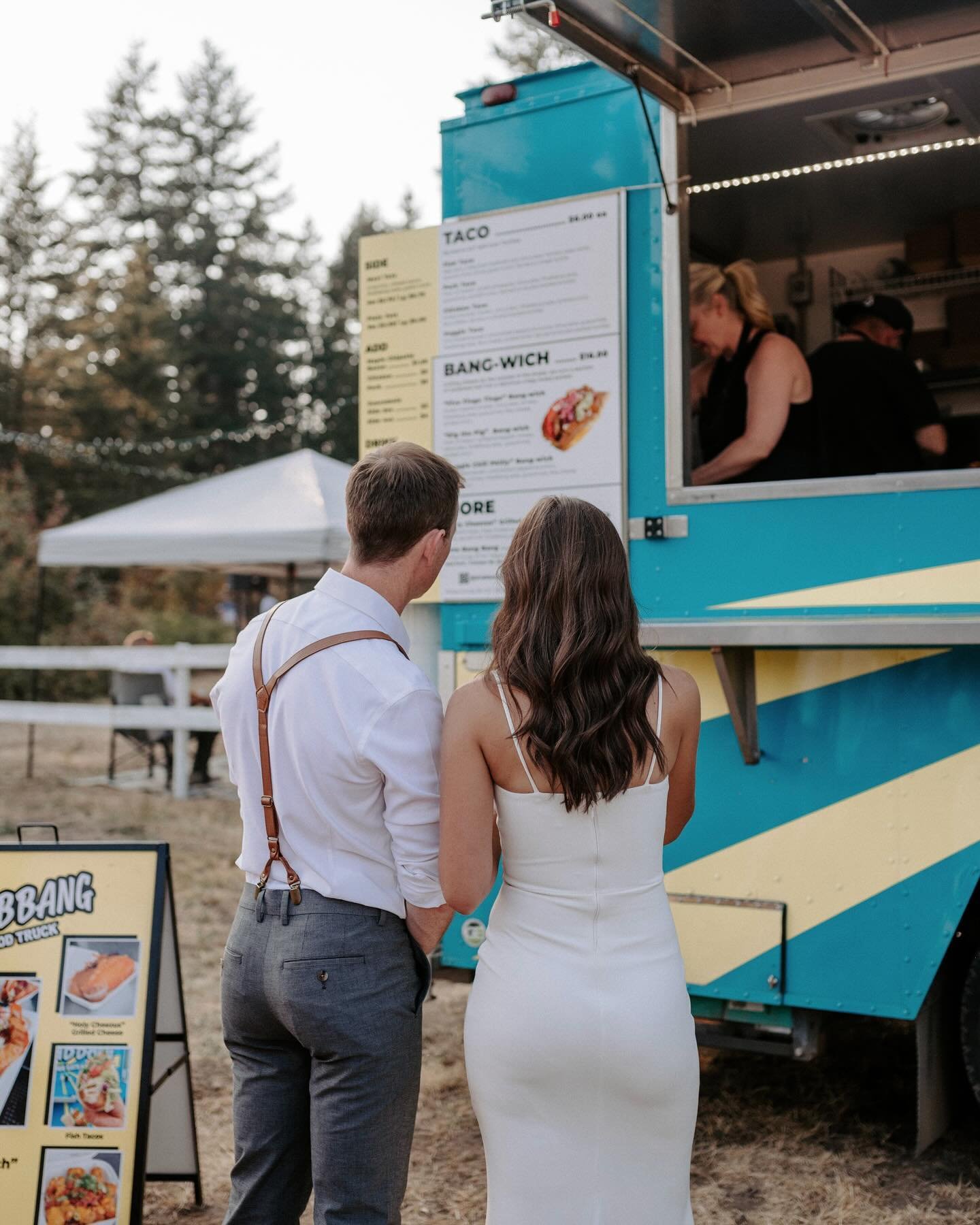 It&rsquo;s ALWAYS a good idea to go with a food truck at your wedding 🤤 You have my unconditional support in they decision 🫶🏼 #kelownawedding #kelownaelopement #kelownaphotographer #kelownaelopementphotographer #kelownafoodtruck #weddingfoodtruck