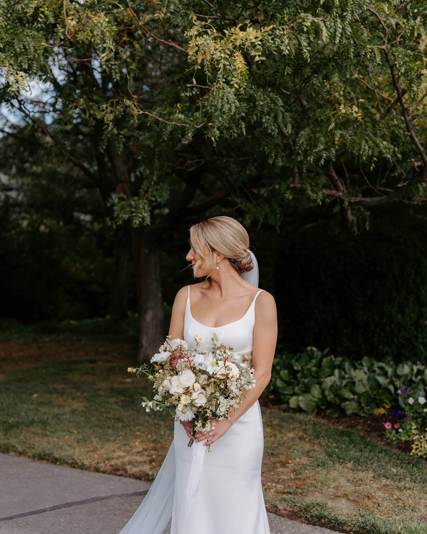 Obsessed with this image from the sneak peeks I sent to J + A 🤭

#kelownaweddingphotographer #kelownaelopementphotographer #kelownaphotographer