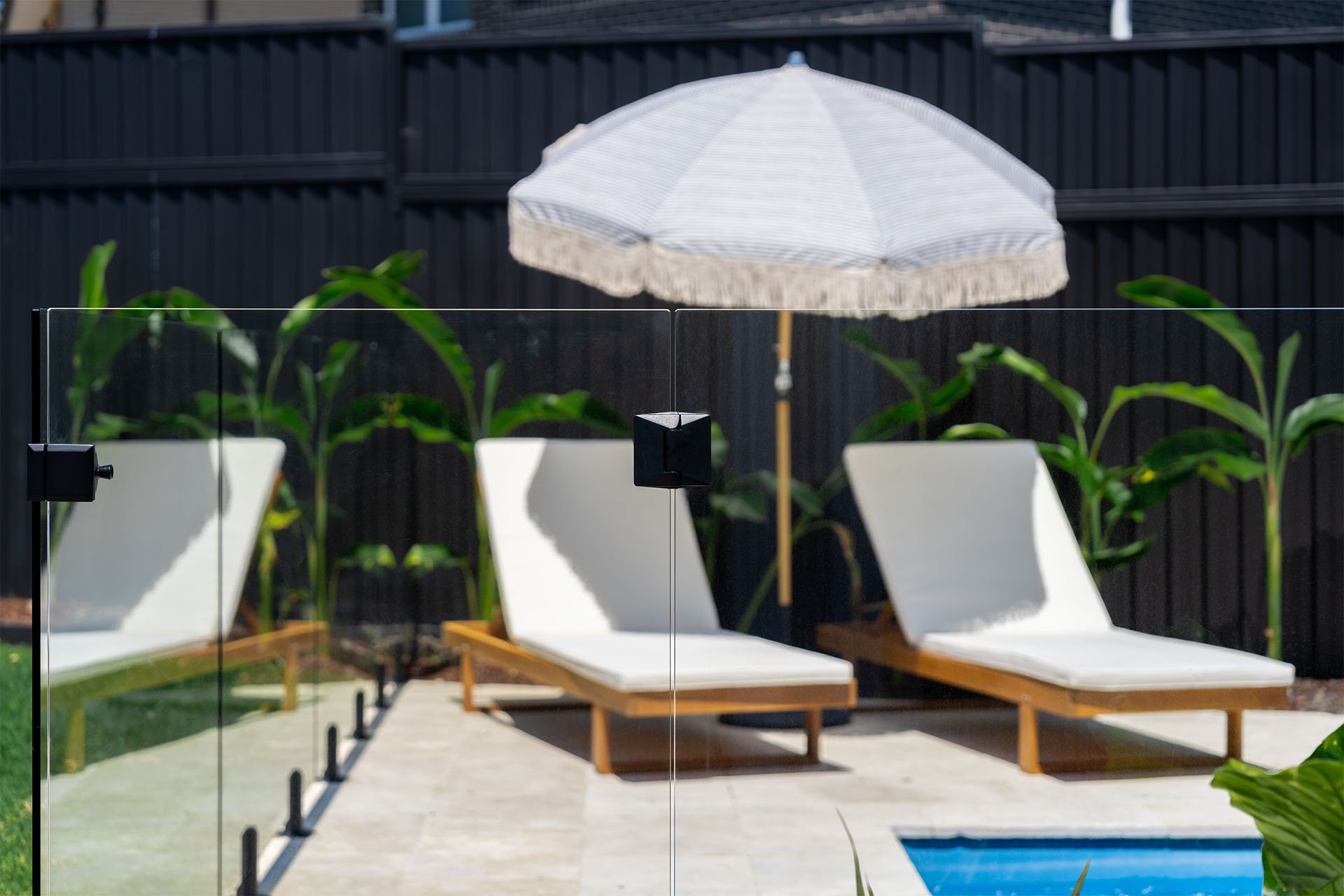 Hinge_textured-blk_pool2.jpg