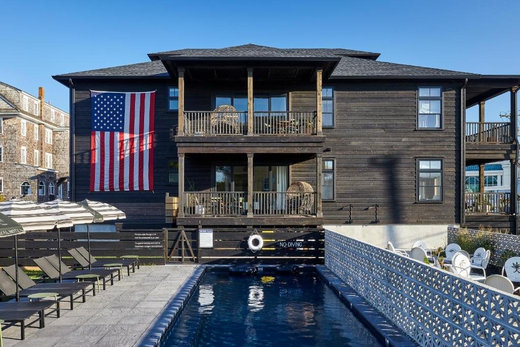 Lokal hotel pool.jpg