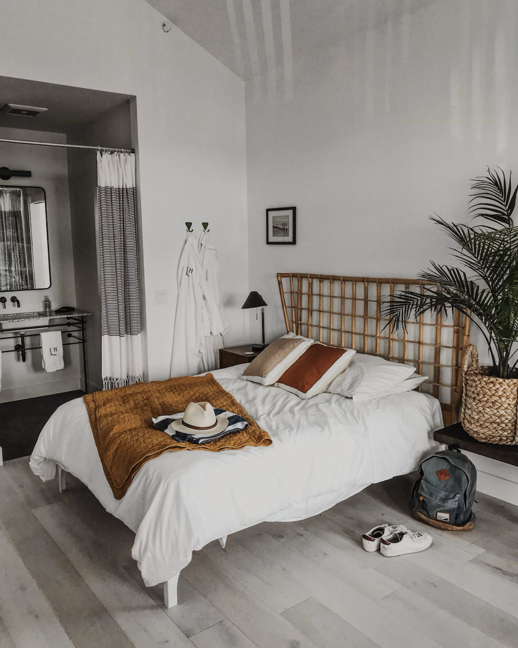 Lokal hotel room Large.png