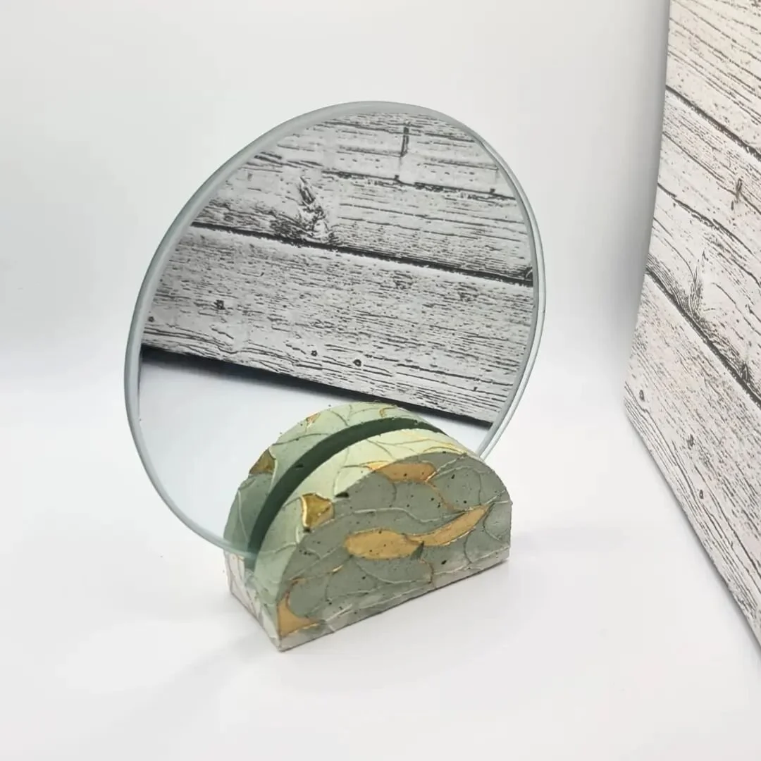Uno de nuestros socios comerciales con mayor trayectoria en nuestra relaci&oacute;n es @concreteandlightcr , quienes producen piezas originales de concreto como las que pueden observar en las fotos.

Todas estas piezas, con detalles como las texturas