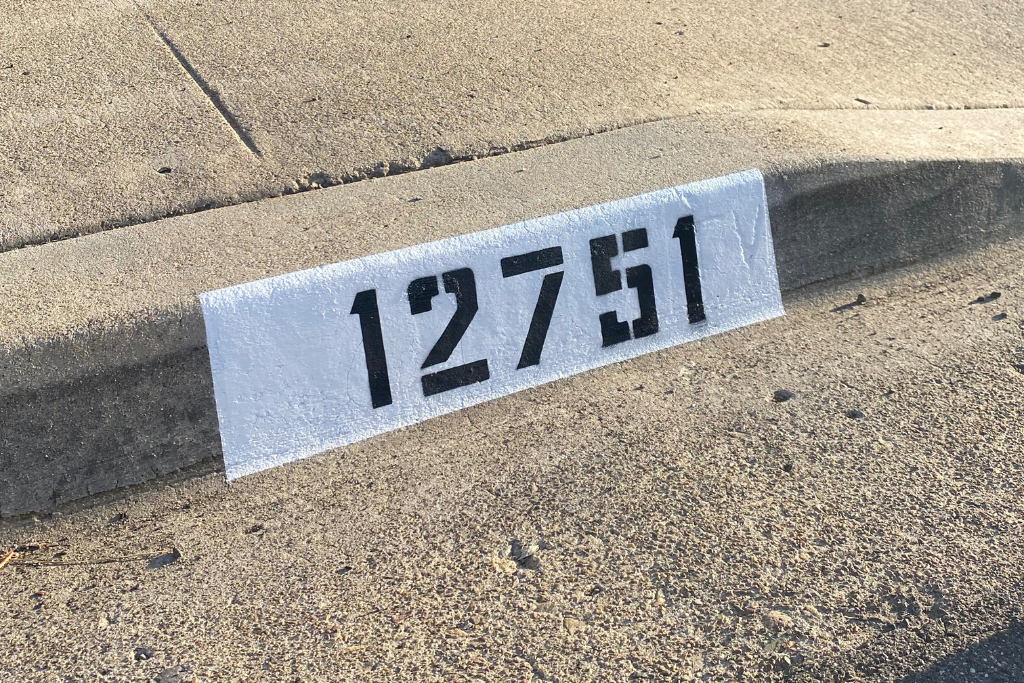 Black and White Curb Address Numbers.png