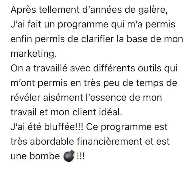 Texte en français exprimant une satisfaction à propos d'une nouvelle formation ou programme de marketing, mentionnant qu'il a permis de clarifier la base de leur marketing, qu'il est abordable financièrement et très efficace.