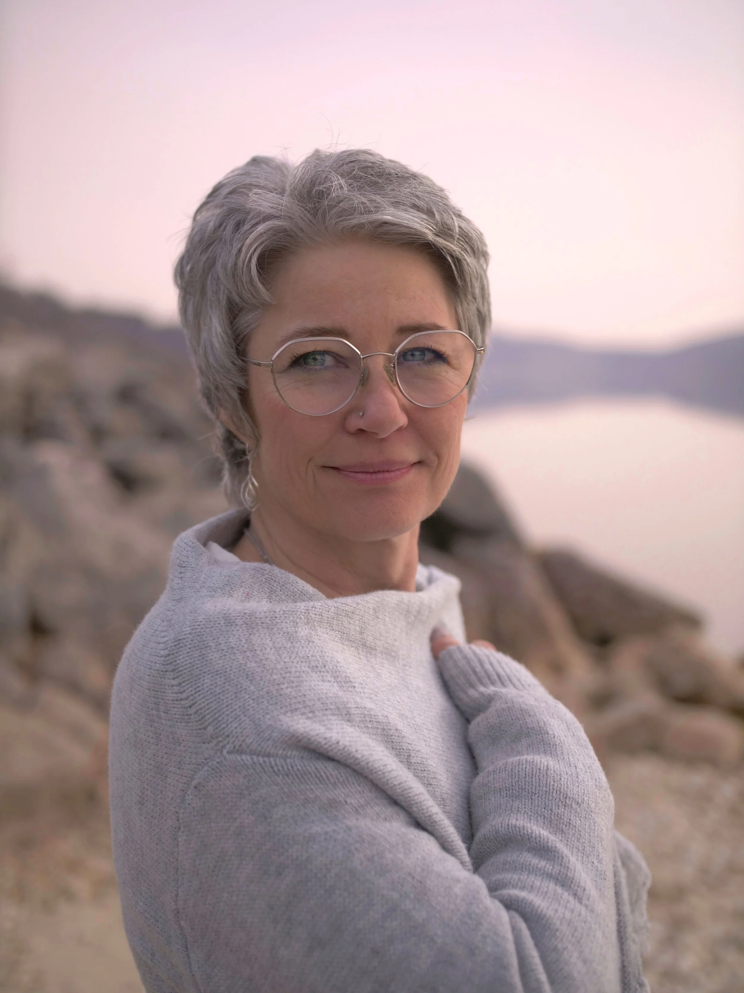 Frédérique Goy la fondatrice de Lumisia devant le lac Léman en Suisse