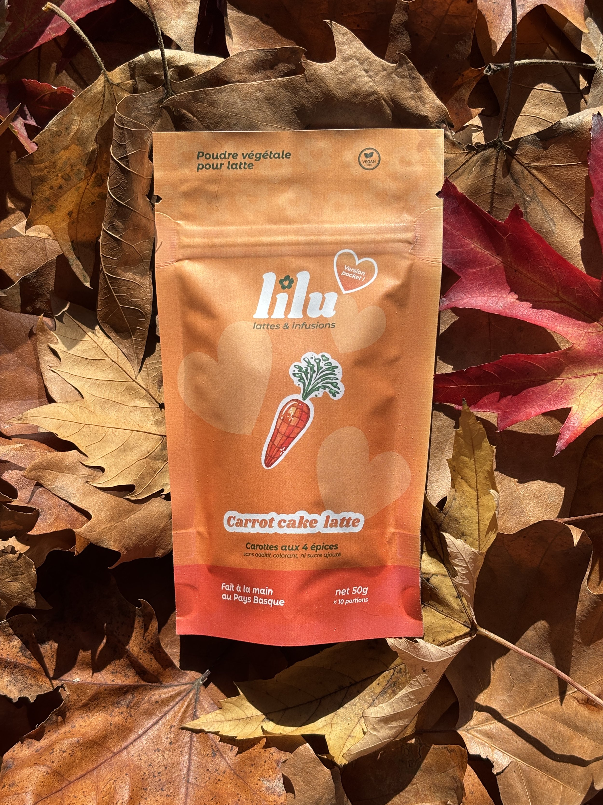 Carrot Cake Latte Fond Feuilles.JPG