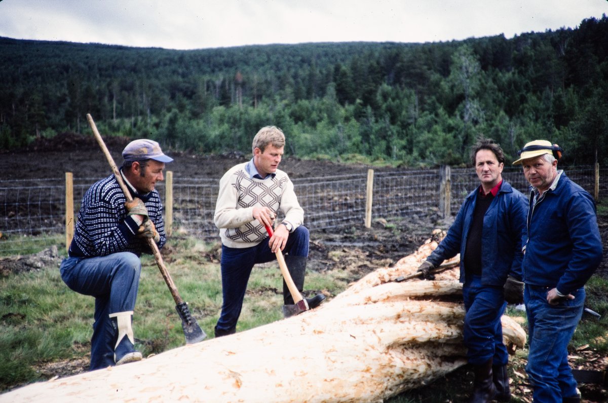  Dugnad på Vidfloten, 1980-tallet. Fra venstre Torbjørn Brekken, Lars Engen, Einar Ekren og Ola Utgaard. Fra GD-artikkel:  https://www.gd.no/den-store-dugnaden/g/5-18-2153286  Foto: Erik Utgaard 