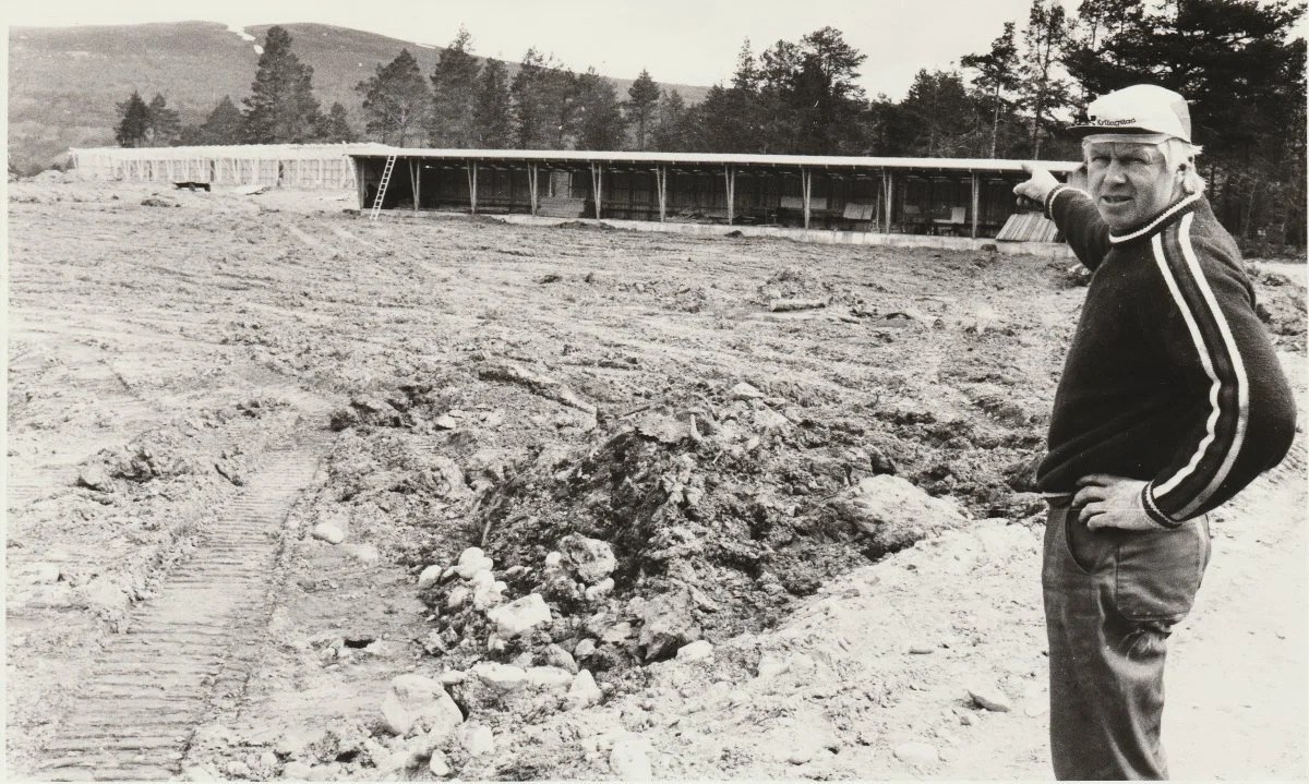  «Skyttergeneral» Ola Utgaard viser fram skytebanen som er under bygging på Vidfloten, i juni 1983 . Foto: Dagningen,  https://www.gd.no/den-store-dugnaden/g/5-18-2153286  