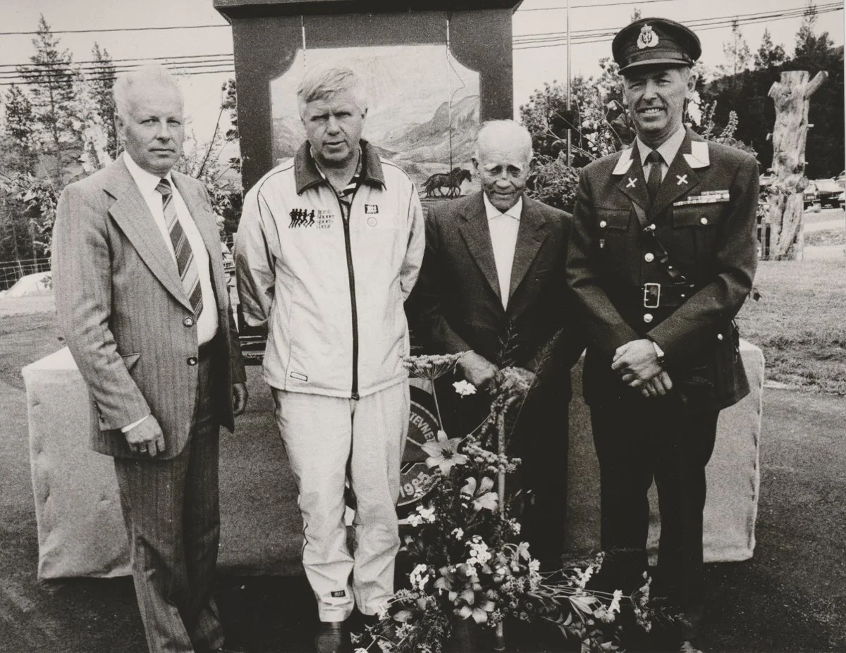  Sentrale personer ved åpningen av Landsskytterstevnet på Lesja 2. august 1985: Ordfører Jo Nordahl Botheim, stevnesjef Ola Utgaard, æresmedlem Olav Hole og generalmajor Arne Rosnes. Foto: Nils Ole Karlsen/GLT 