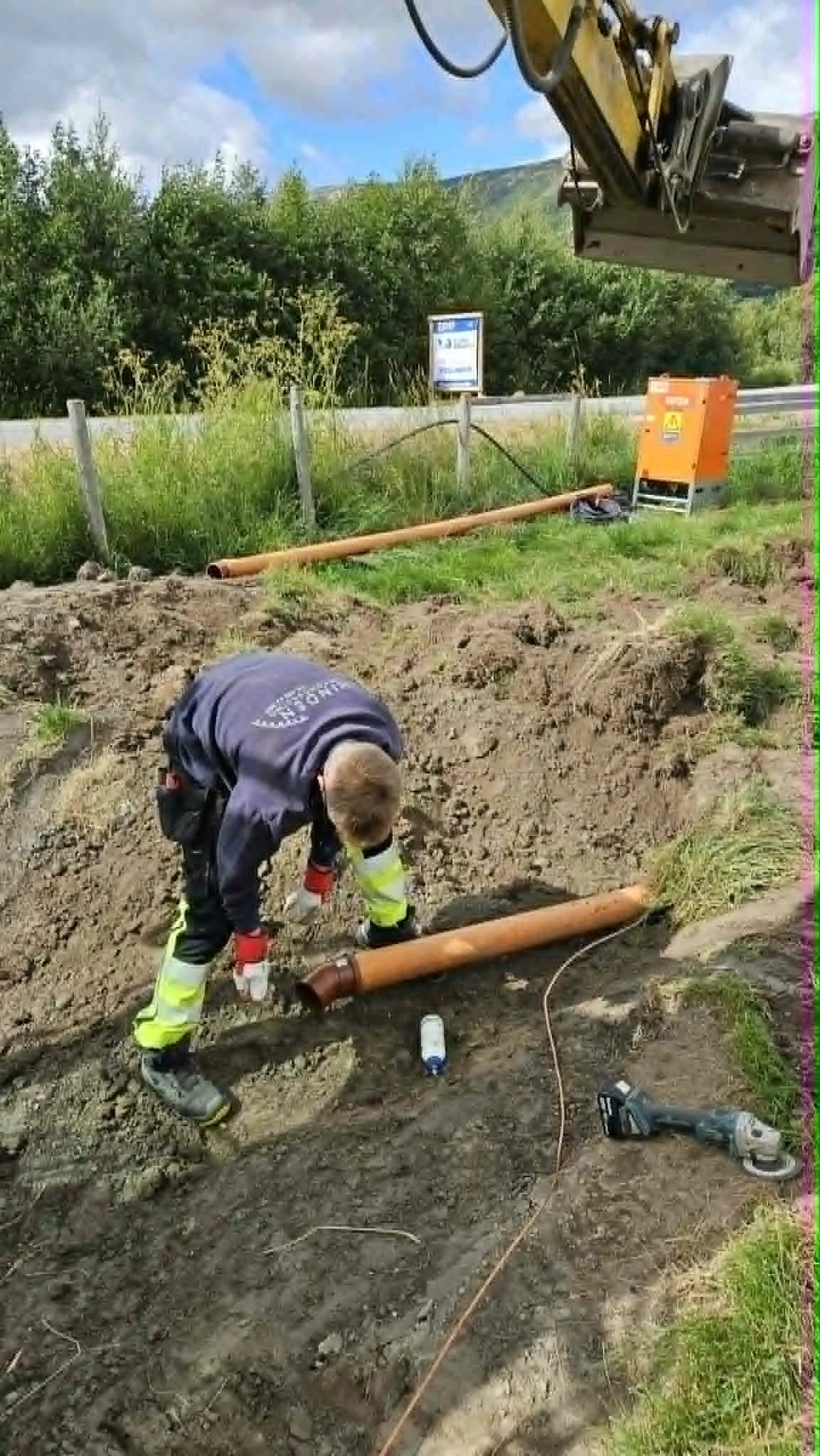 Graving og montering av avløp til Eta på Bøleira.