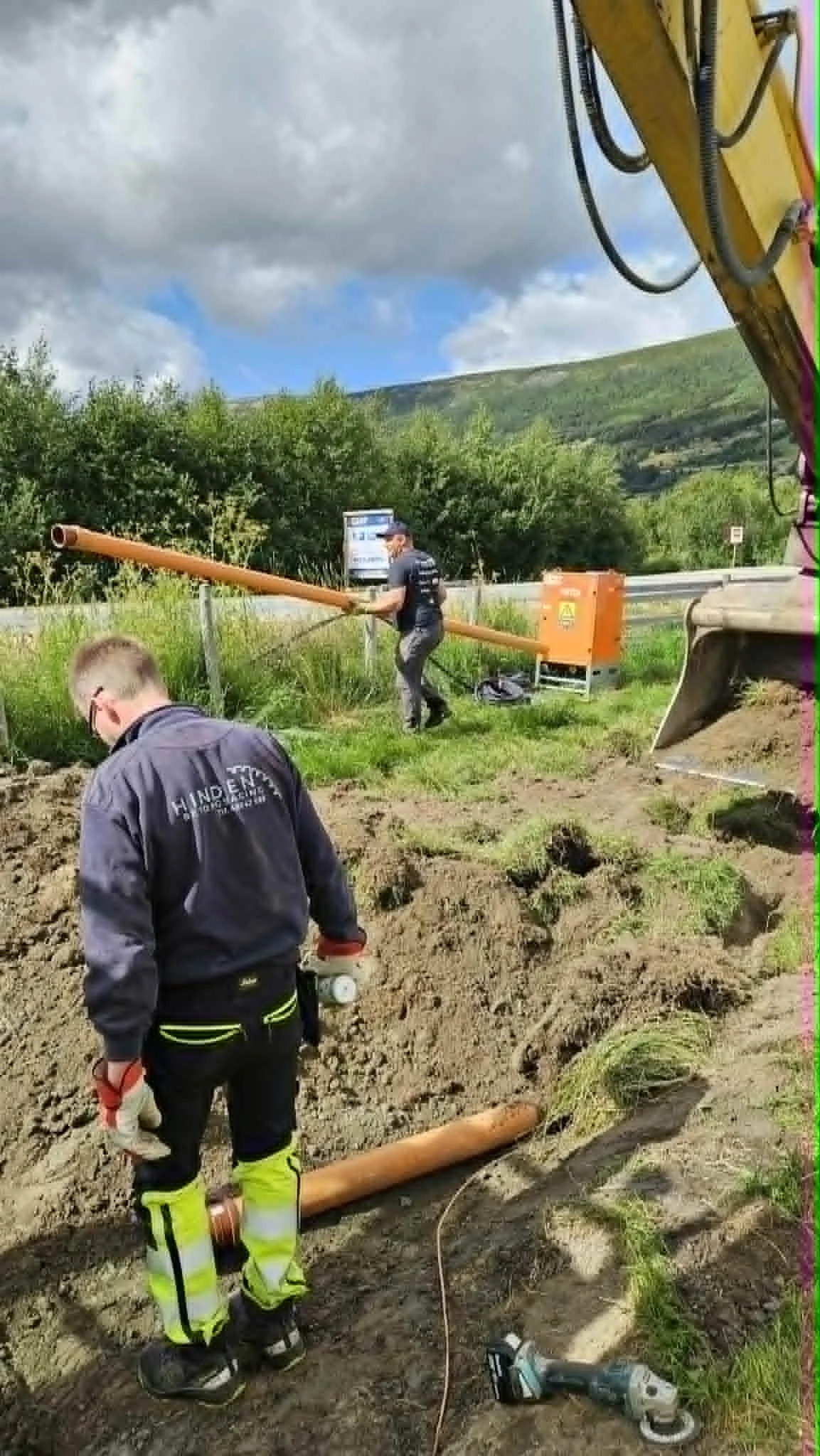 Graving og montering av avløp til Eta på Bøleira.