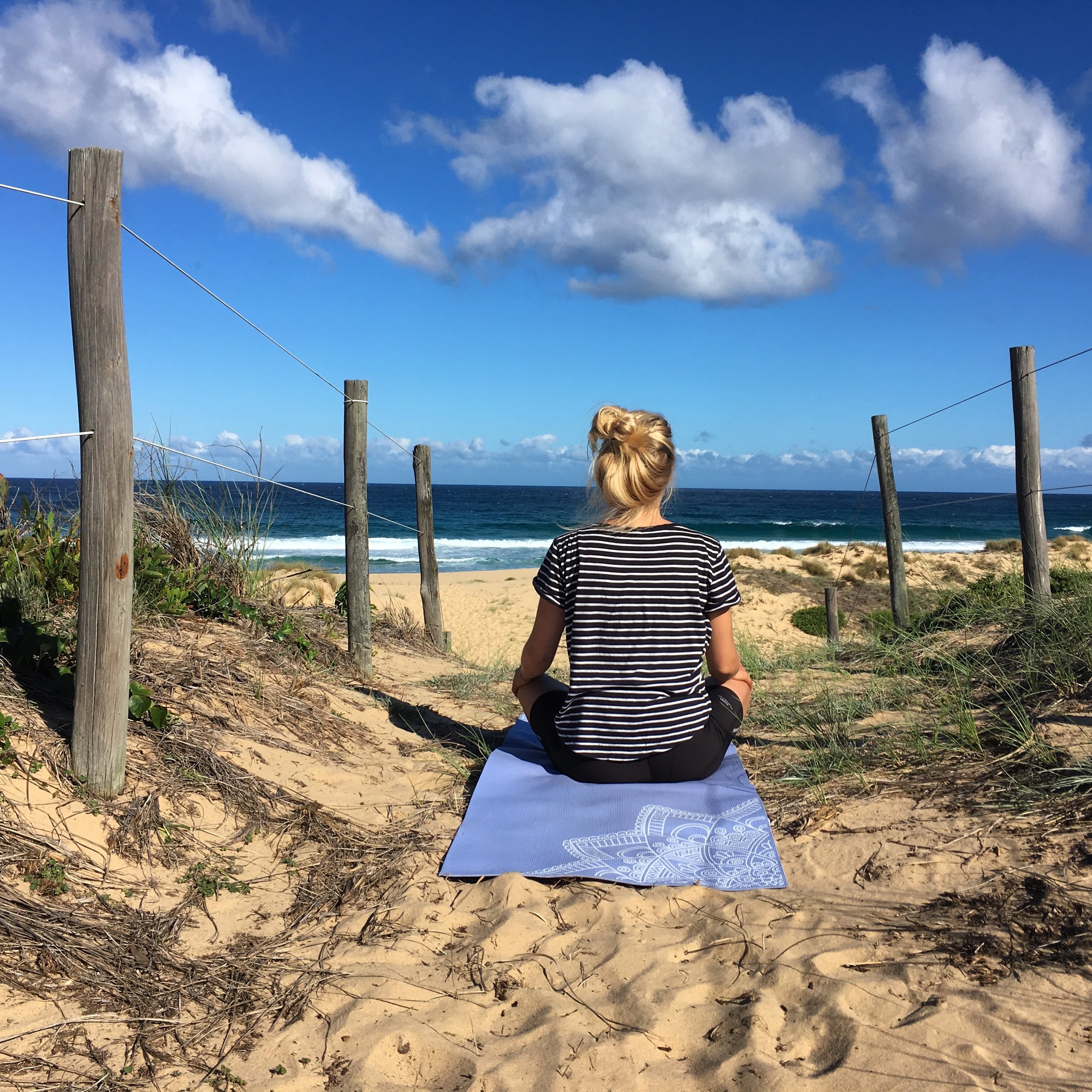 Jorinde doet Yoga  op het strand.JPG