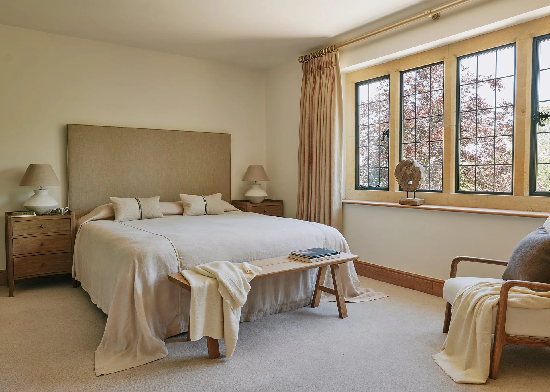 Elkstones’ five individually designed bedrooms feature Hypnos beds. Four have en suite bathrooms and one has a freestanding bath overlooking The Cotswolds countryside.