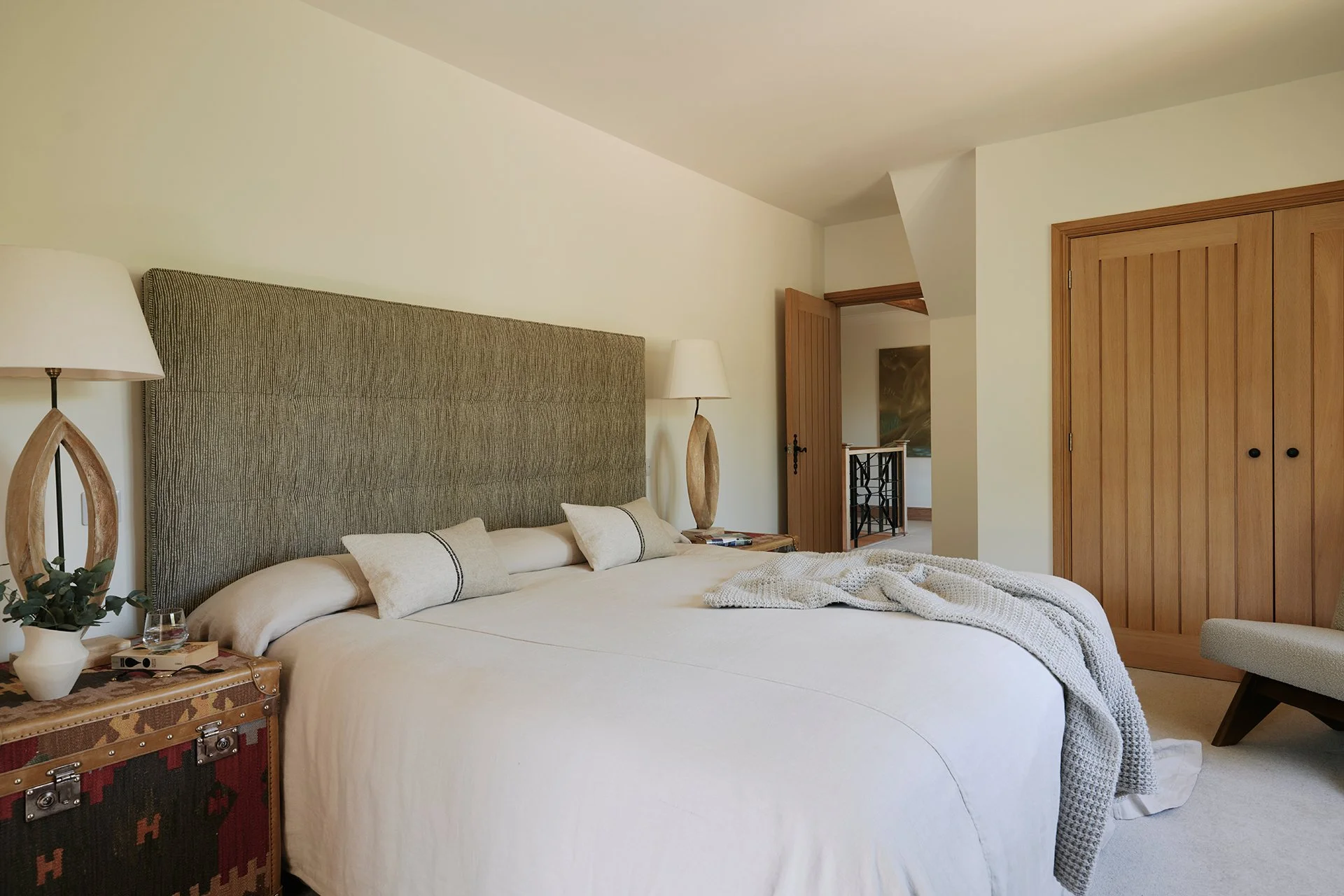 Elkstones’ five individually designed bedrooms feature Hypnos beds. Four have en suite bathrooms and one has a freestanding bath overlooking The Cotswolds countryside.