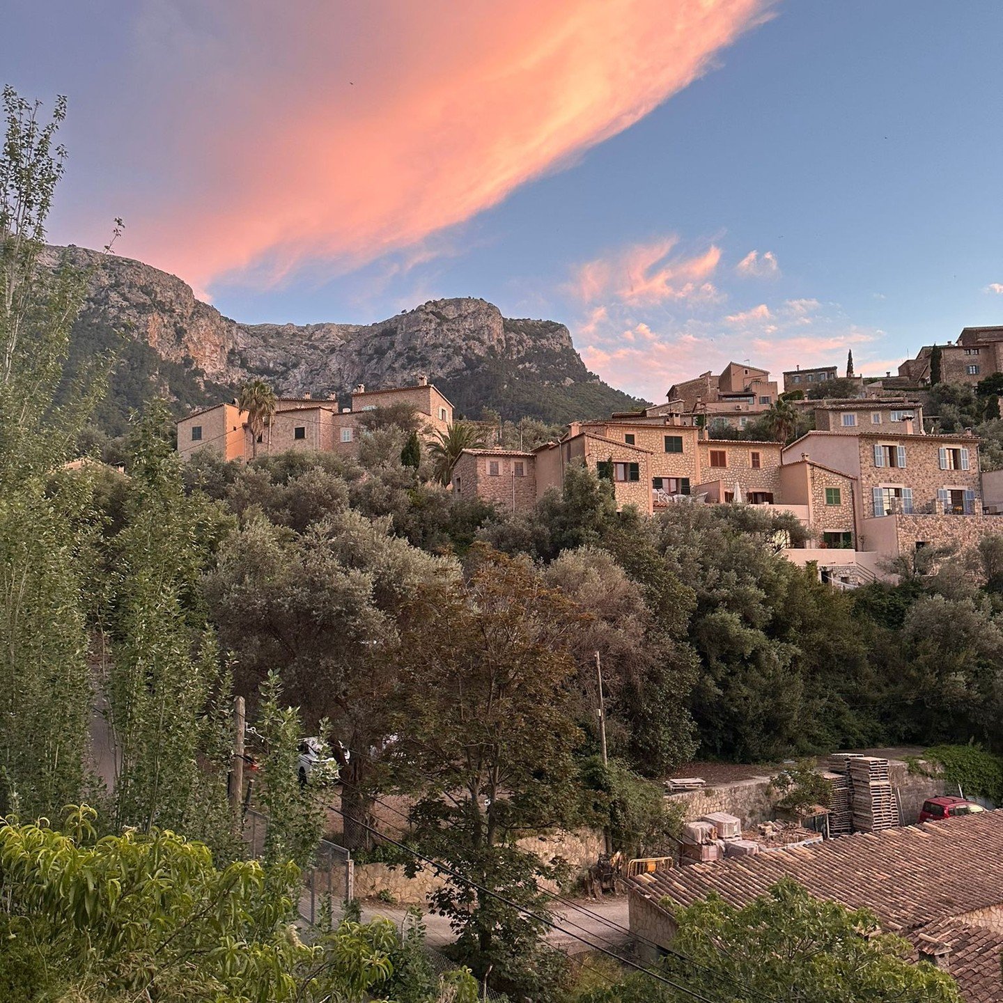 Beautiful skies, captured by our guests this week at our property, Sa Llupia in Deia, Mallorca. 

Comfortable temperatures of around 25 degrees and warm bright evenings, in the warm up to summer 

#luxuryvilla #luxurytraveller #deia #mallorca #tramun