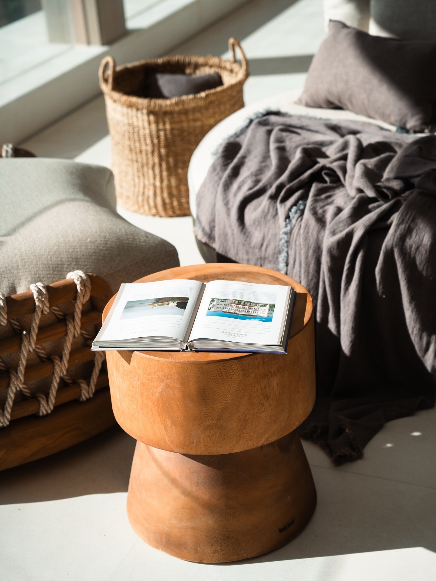 Casual elegance with Caribbean soul. Soft neutrals and tactile materials create a restful corner, perfect for retreating from the heat or paging through a good novel between beach dips.
&nbsp;
#SimonEscapes #ArtfulLiving #CuratedLuxury #SEBarbados