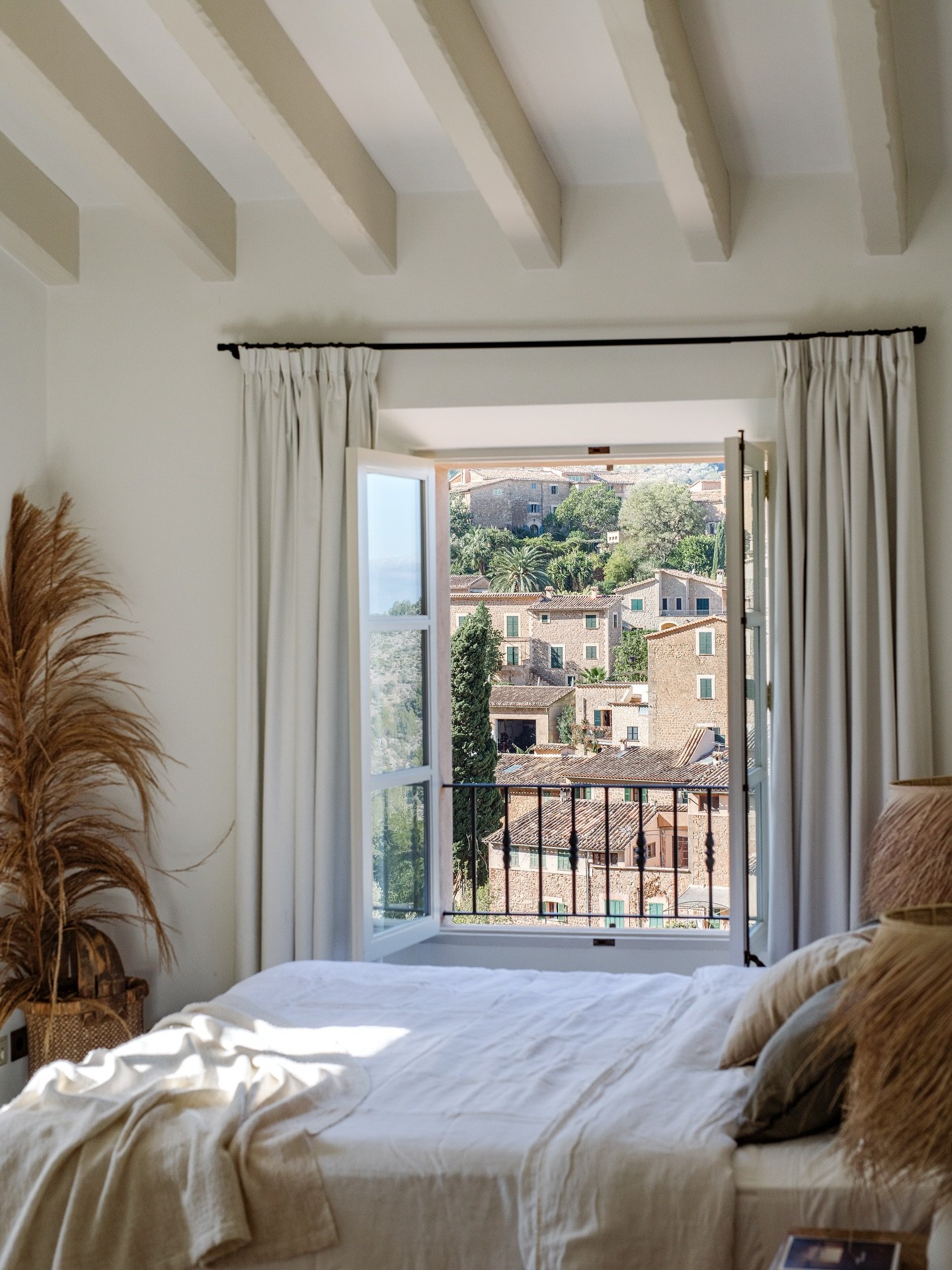 Bathed in soft Mediterranean light, this hillside bedroom opens onto ancient olive groves and quiet valley views. A sanctuary of linen, limewash and stillness &ndash; ideal for slow summer mornings.
&nbsp;
#SimonEscapes #ArtfulLiving #CuratedLuxury #