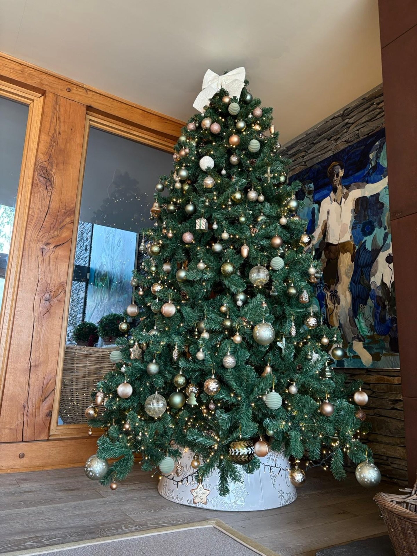 Christmas has arrived at Grey Gables!

Escape to the Lake District this winter - visit simonescapes.com to check availability.

#lakewindermere #christmasgetaway #christmasescape #luxurylifestyle #staycation