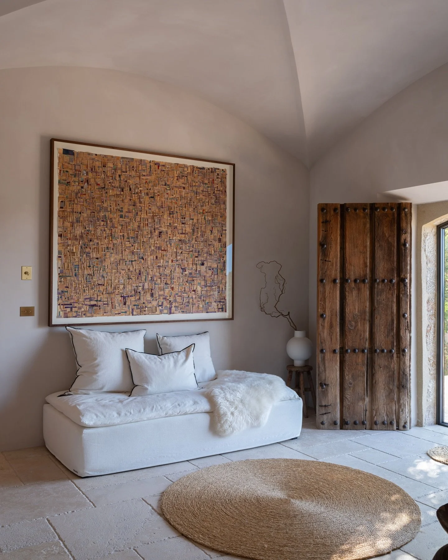 Dreaming of an idyllic Mediterranean getaway? Dei&agrave; is a must-visit destination, beautiful every month of the year.

Rich earthy hues, textured linens, exquisite Spanish art and bespoke furniture are thoughtfully placed throughout Sa Milana, av