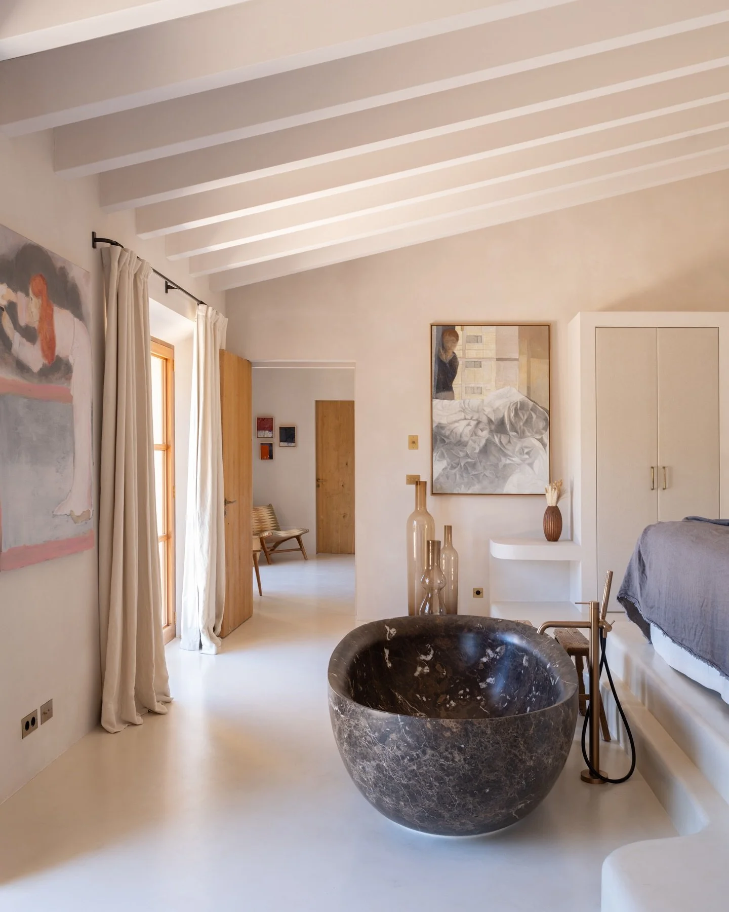 Your weekly dose of artwork inspiration, newly installed at Sa Milana, Dei&agrave;.

Available for monthly stays, enquire over at simonescapes.com

#deiamallorca #artinspiration #artcuration #luxuryinteriors #luxuryvilla