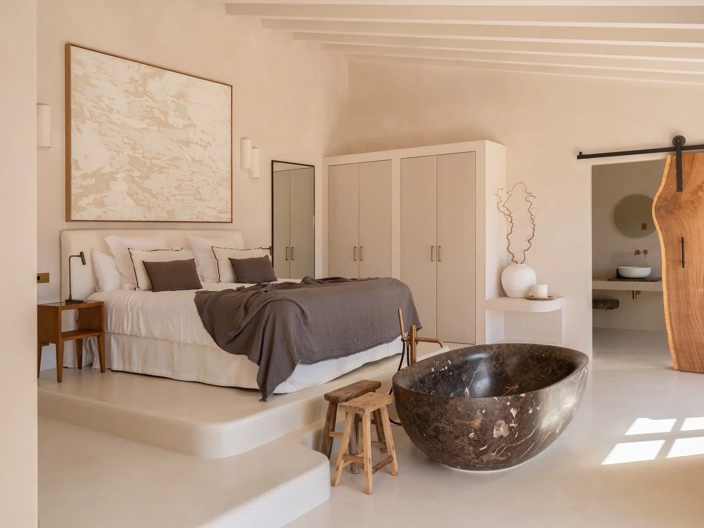 Your dose of interior design inspiration and art curation, at luxury Mallorcan villa, Sa Milana - situated in the charming hilltop village of Dei&agrave;.

Available for monthly stays, enquire for a 2026 escape over at simonescapes.com

#deiamallorca