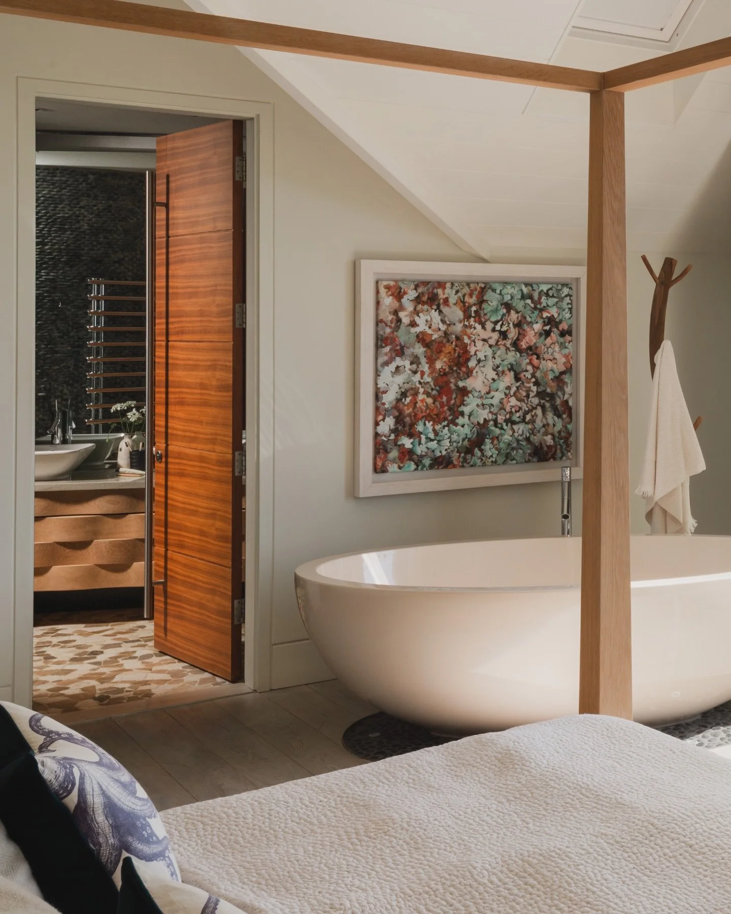 Swipe to reveal the view...

Escape to Little Polgarron, Cornwall - head over to simonescapes.com to check availability. 

#seaview #cornwallescape #boobysbay #luxuryescape #luxuryholidayhome