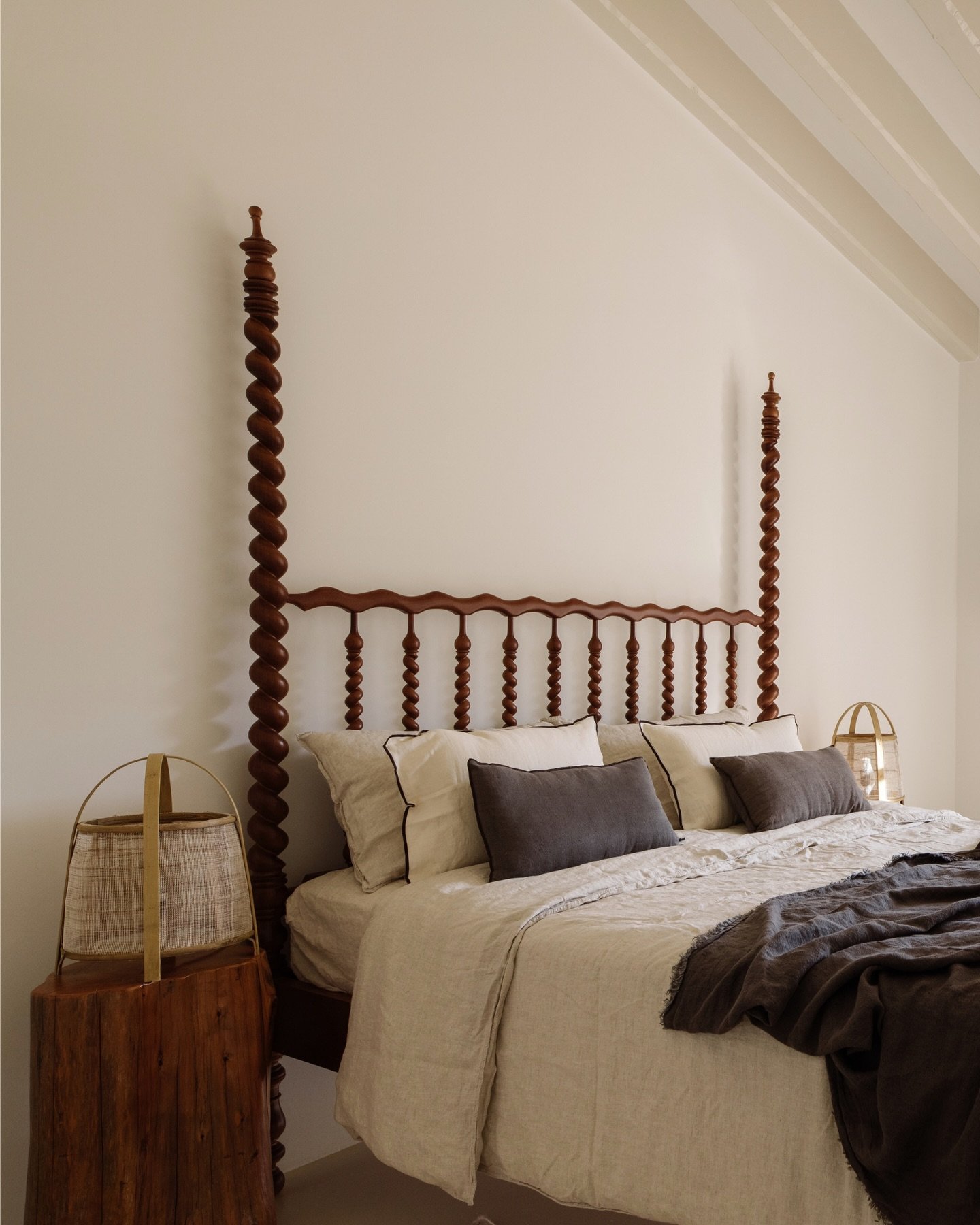 Swipe to reveal the view...

Escape to the enchanting mountain-top village of Dei&agrave;, Mallorca - check availability for Sa Llupia and Sa Milana via our link-in-bio. 

#deiamallorca #mallorcaescape #luxuryvilla #mountaintop #luxurytravel