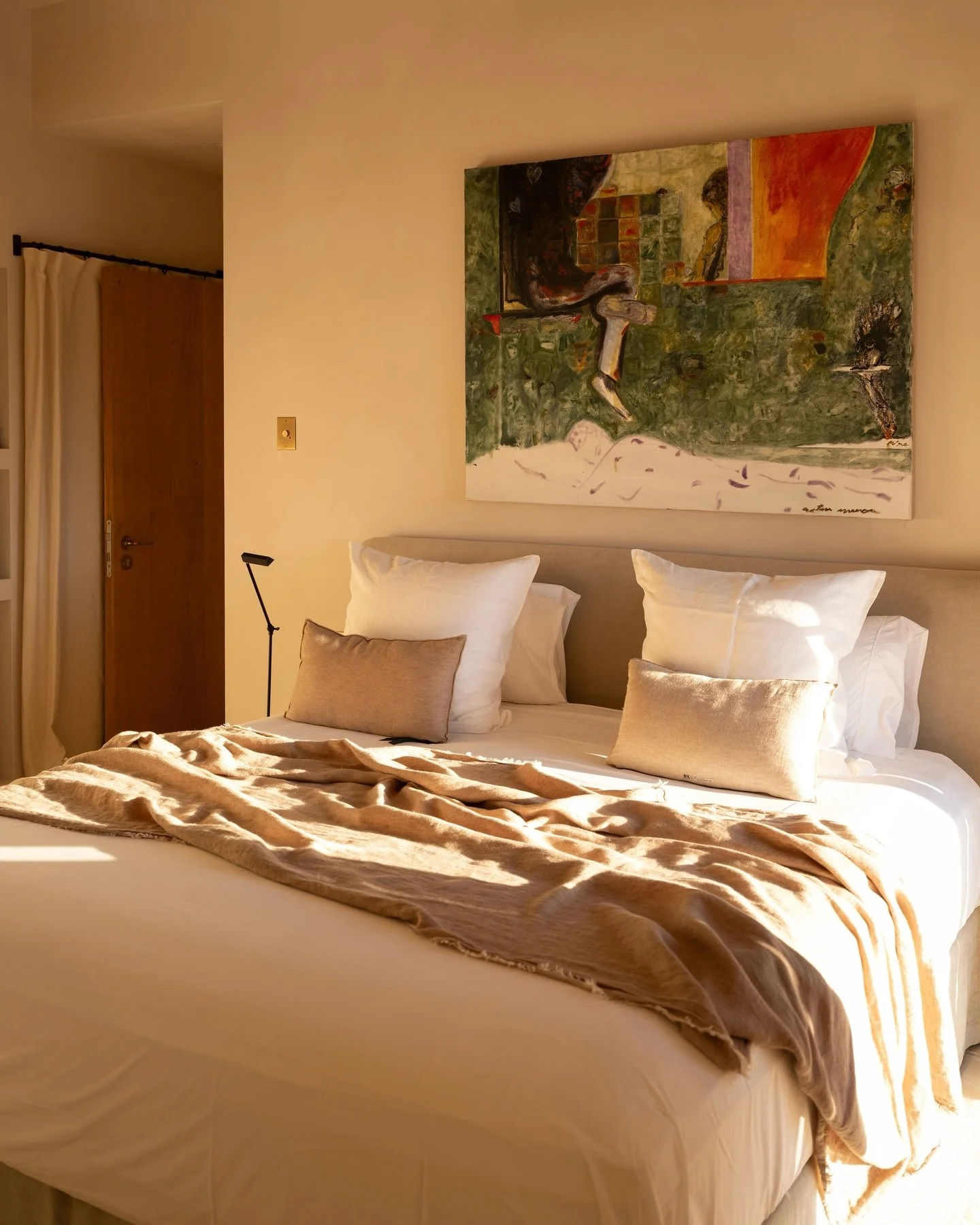 &ldquo;Each home is curated with an artist&rsquo;s eye, adorned with over fifty pieces of artwork that sing with the raw, electric talent of emerging global artists.&rdquo;

- Ocean Magazine, A private view with SimonEscapes

Featuring Sa Milana in D