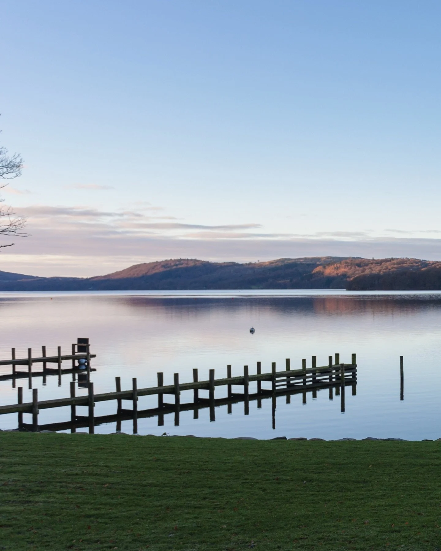 Gaze out onto panoramic views of Lake Windermere at Grey Gables, framed by sunrises, daylight and sunsets. 

Whether you&rsquo;re unwinding inside, enjoying the grounds or using the @lumipod_cabin gym or sauna, the lakeside calm always remains close 