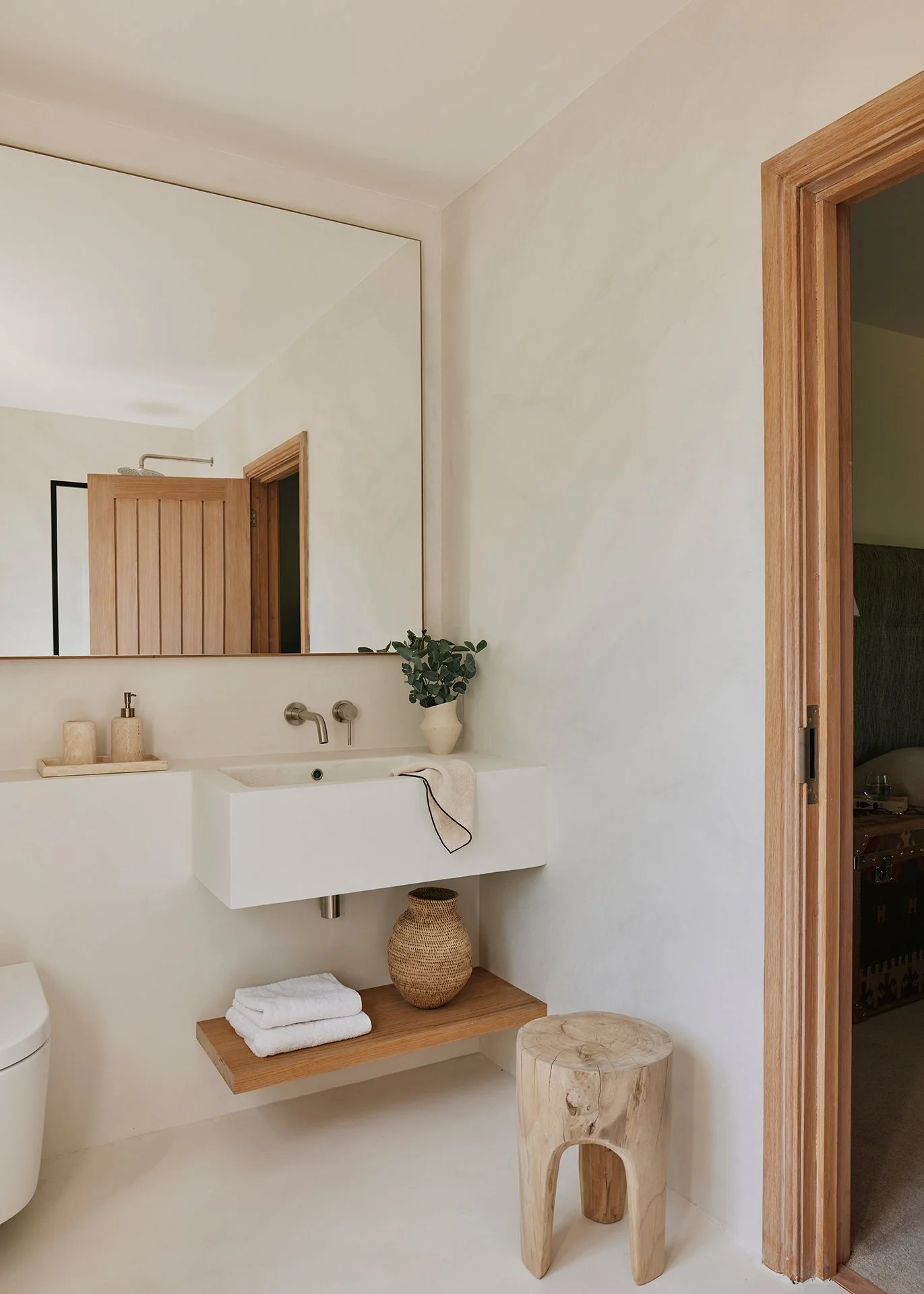 Elkstones’ five individually designed bedrooms feature Hypnos beds. Four have en suite bathrooms and one has a freestanding bath overlooking The Cotswolds countryside.