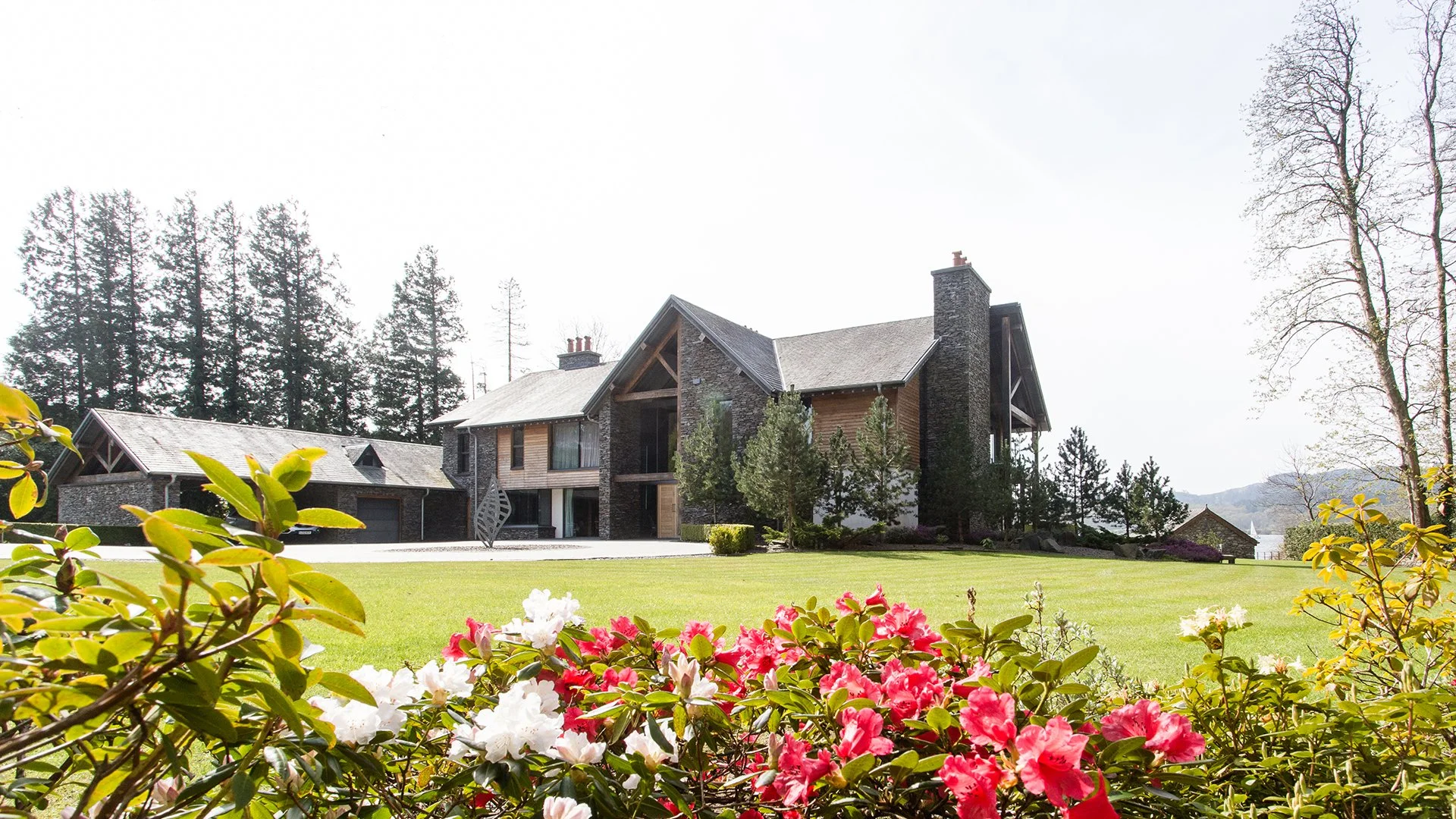 An acre of garden surrounds the house, with lawns, native grasses and shrubs. A jetty provides direct access to the water and is the perfect place to tie up a boat or kayak which can be hired at Bowness. 