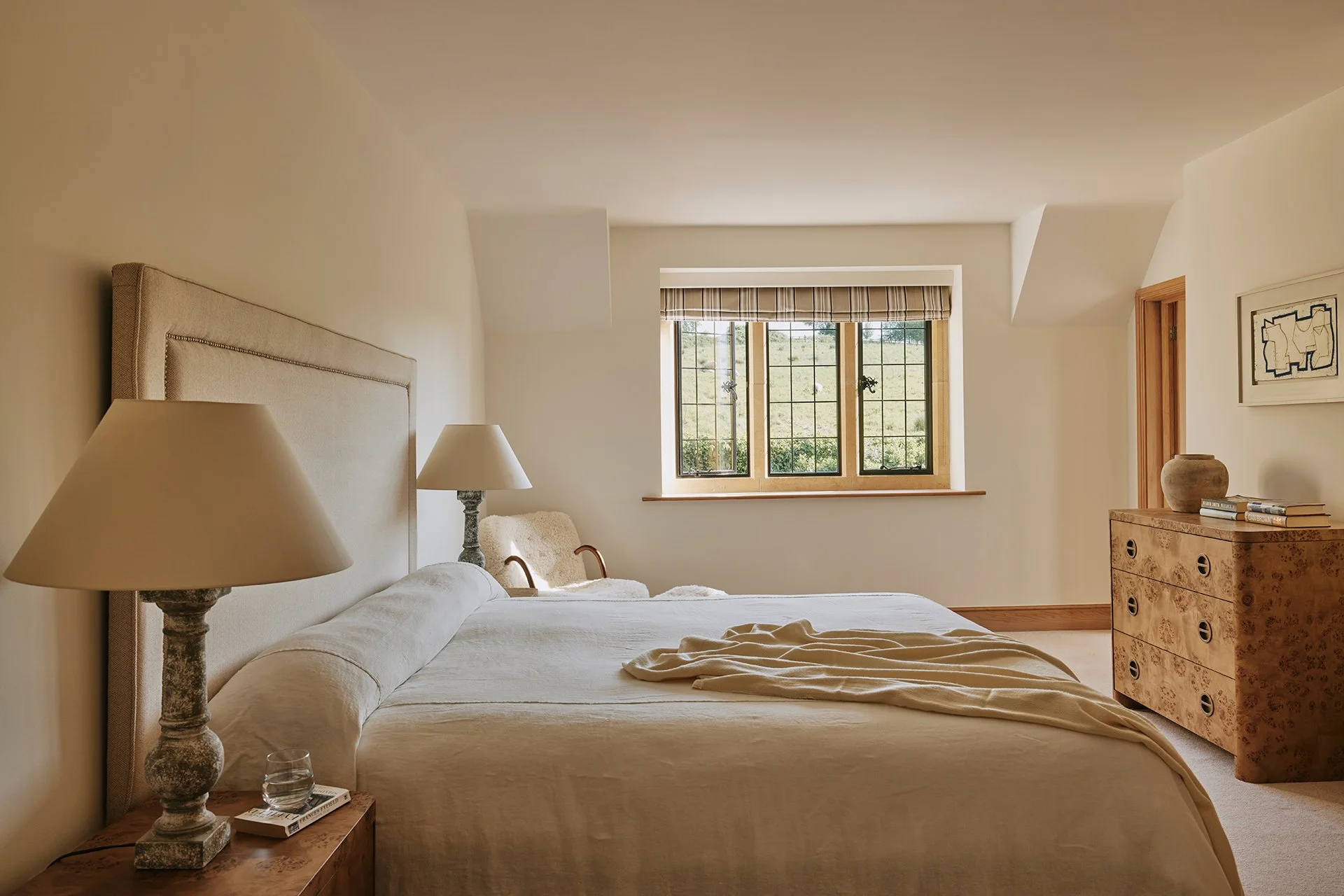 Elkstones’ five individually designed bedrooms feature Hypnos beds. Four have en suite bathrooms and one has a freestanding bath overlooking The Cotswolds countryside.