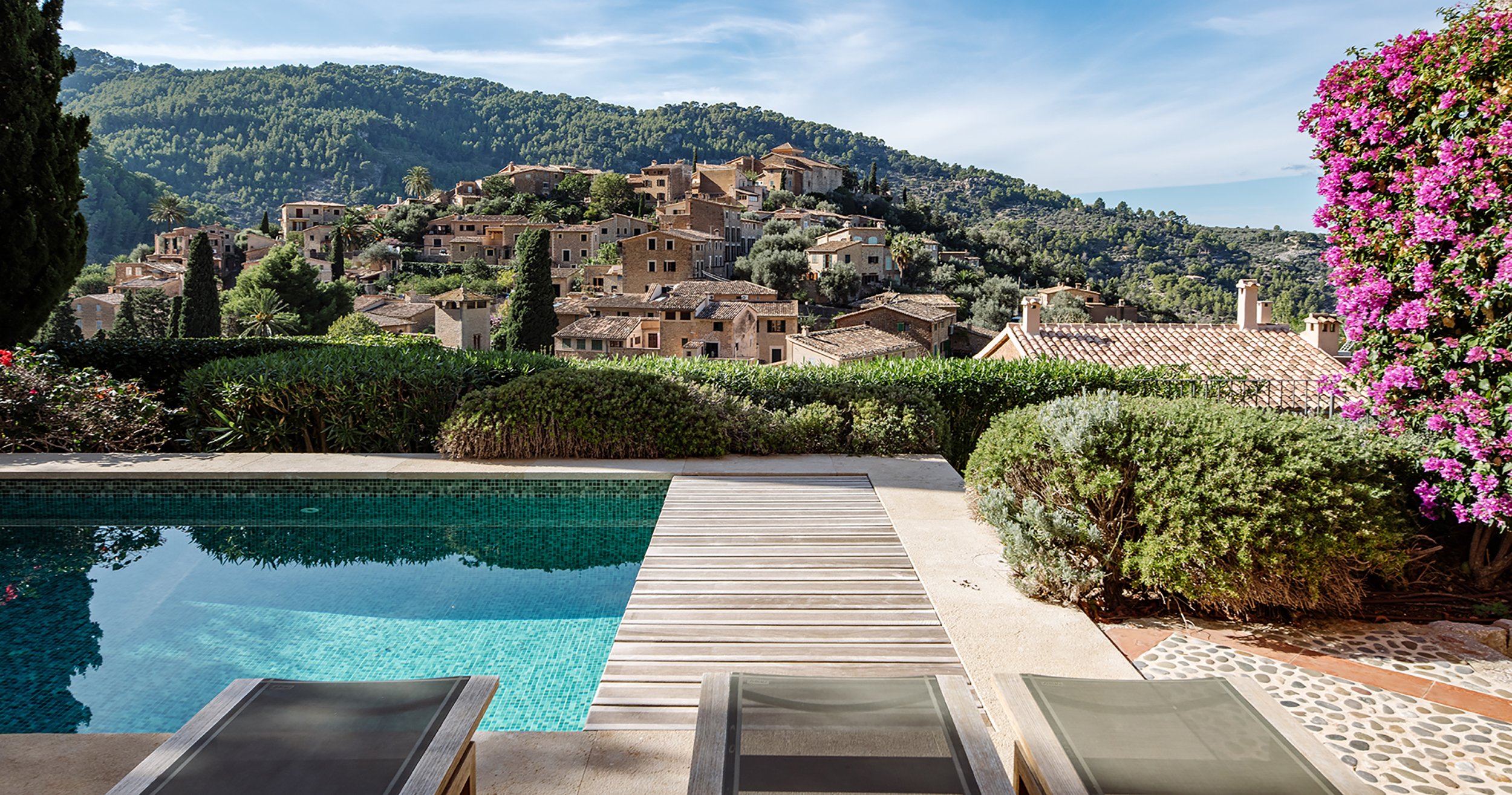 Sa Llupia is idyllically located between the Tramuntana Mountains and the Mediterranean, in the picture post-card village of Deià.