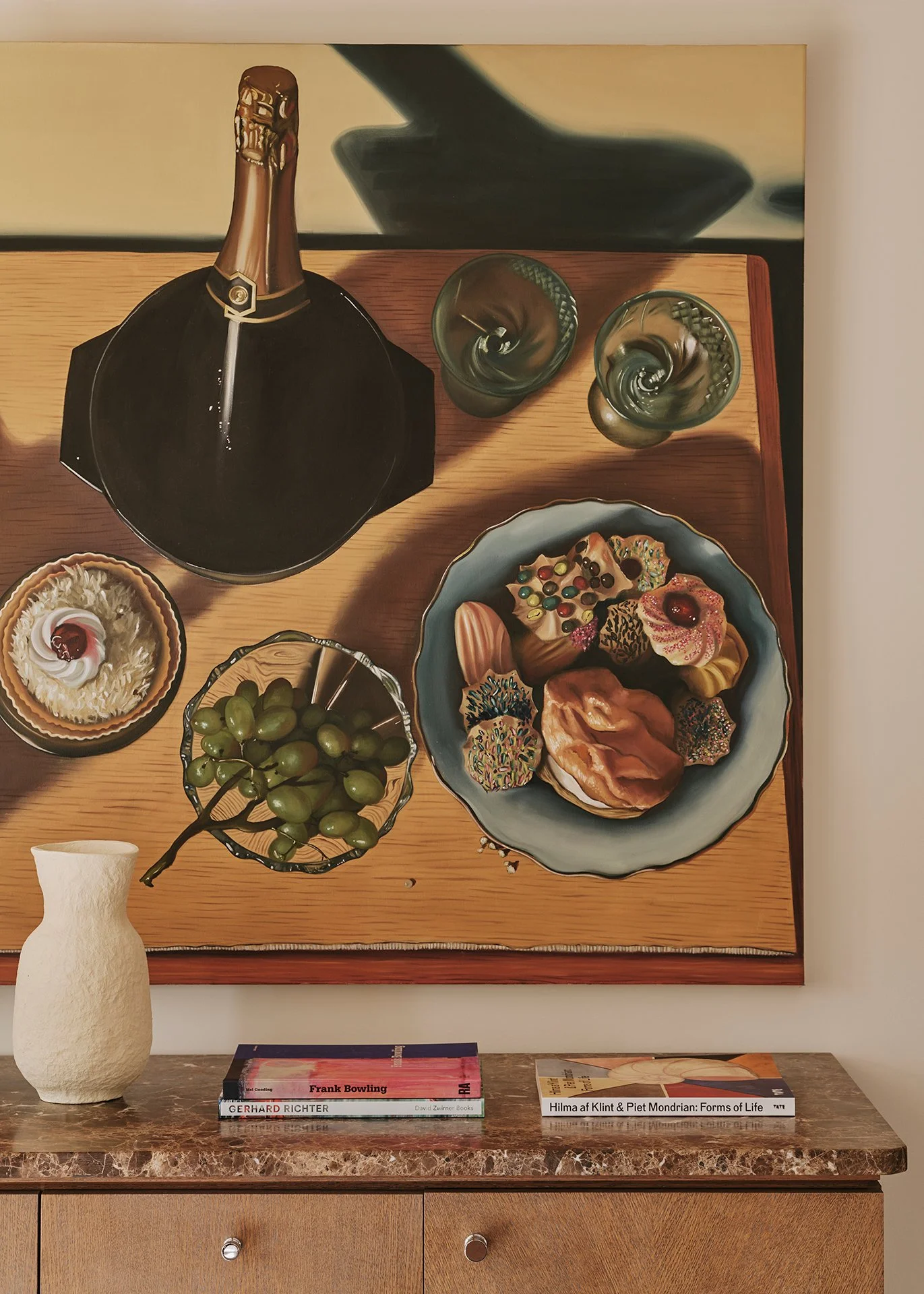 For more formal dining, the dining room’s beautiful oval table also seats ten. A Tondo mirror in oxidised silver, a nickel chandelier and a luxurious carpet, lamps and chairs complete the indulgent look.