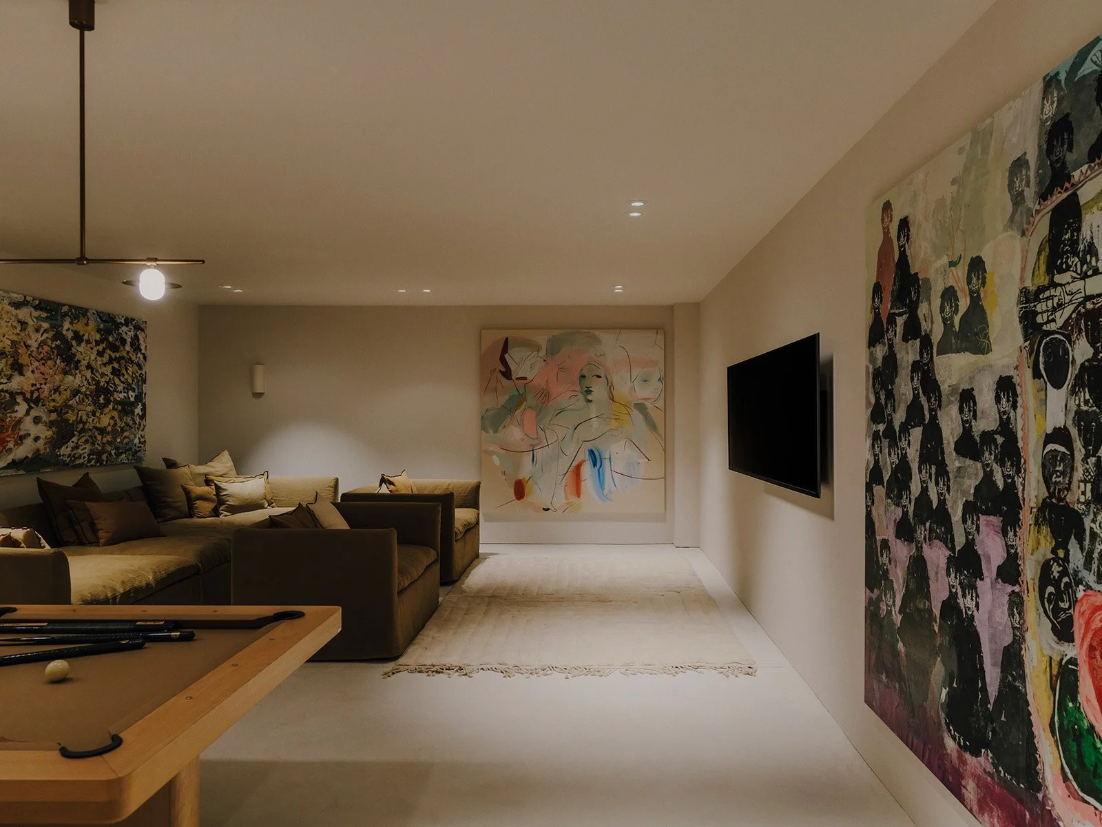 Offering exceptional lifestyle amenities, including a private gym, equipped with Peloton, rower and free weights, a panoramic countryside-view sauna, a dedicated cinema and games room on the lower ground floor, and beautifully designed spaces for bot