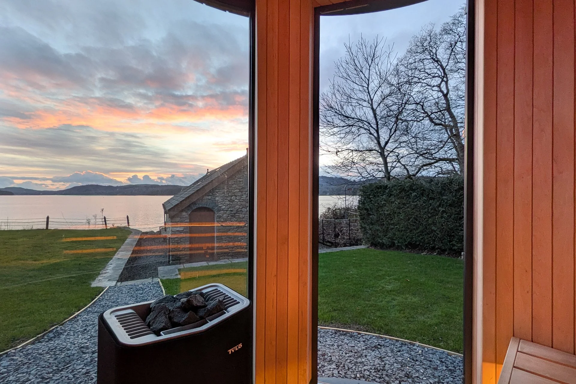 A private lumipod 4-seater sauna with views of Lake Windermere provides a serene space for relaxation. Ideal for hopping between cold dips in the lake and warming up afterwards in the sauna. 