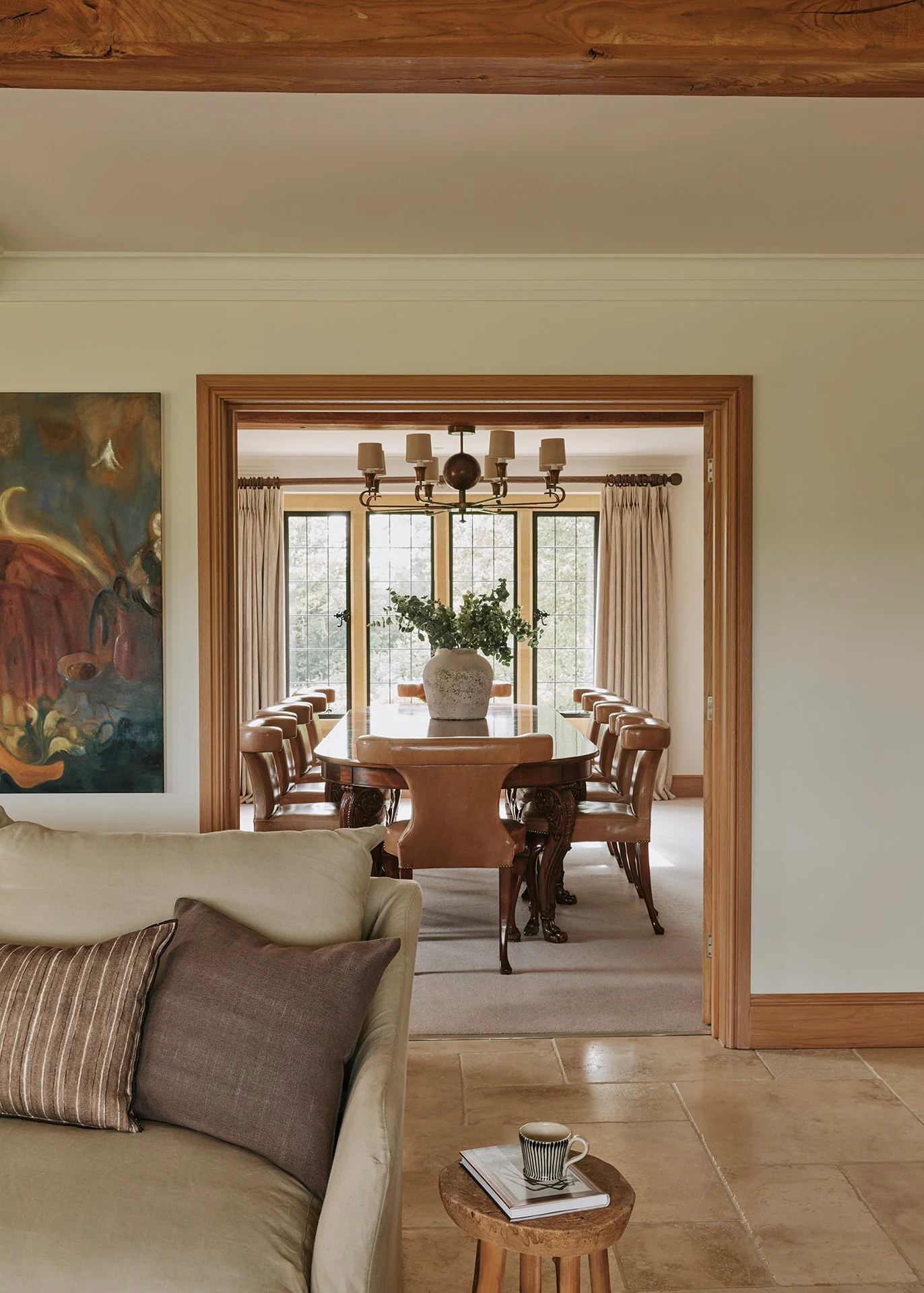 For more formal dining, the dining room’s beautiful oval table also seats ten. A Tondo mirror in oxidised silver, a nickel chandelier and a luxurious carpet, lamps and chairs complete the indulgent look.