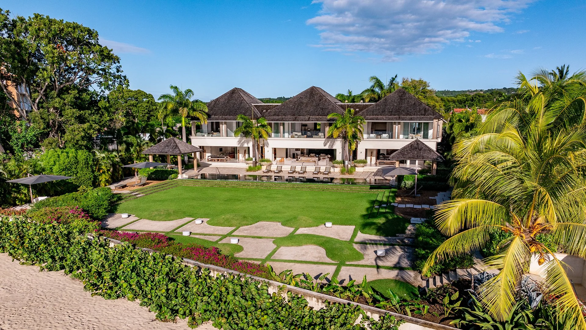 Godings Beach House is located on Barbados’ sought-after west coast, near Speightstown. In over 1.2 acres of private gardens, this stunning beachfront house boasts a 25m infinity pool, the latest water sports kit and a home gym. 