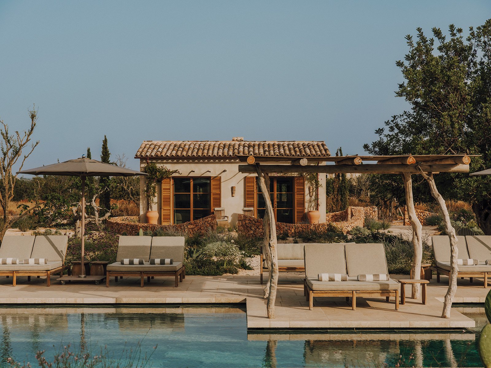 Outside, an expansive terrace frames the inviting swimming pool, while the outdoor kitchen and shaded lounge create an idyllic setting for long, leisurely lunches and relaxed evenings beneath the Mallorcan sky.
