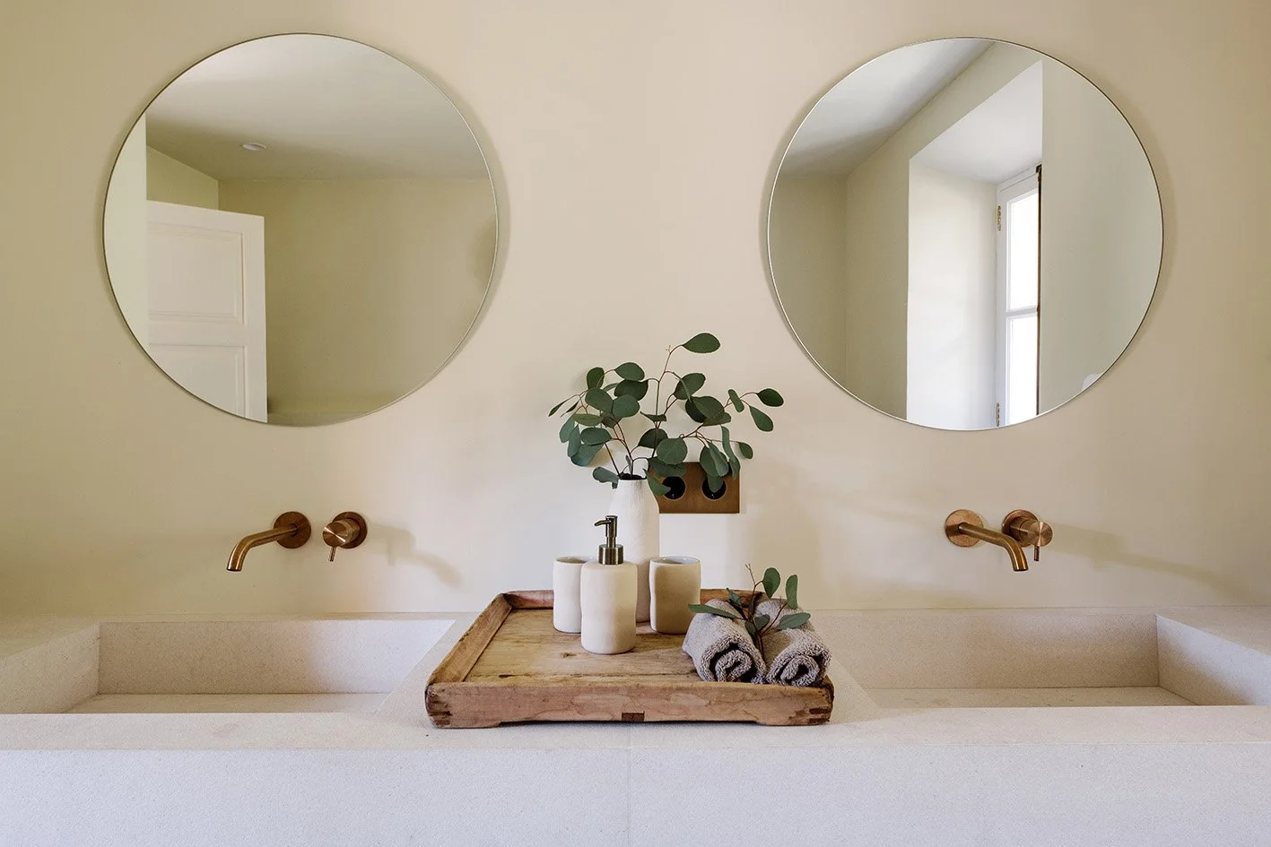 sinks white marble round mirrors