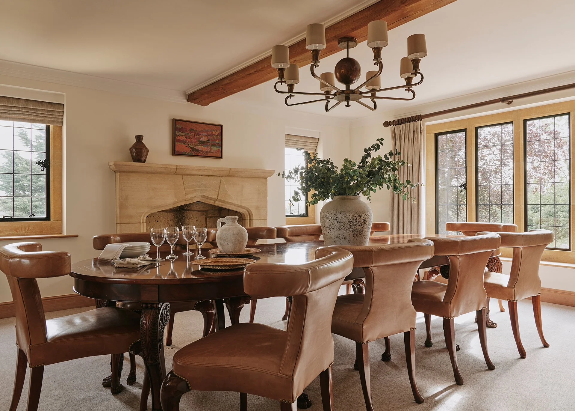 For more formal dining, the dining room’s beautiful oval table also seats ten. A Tondo mirror in oxidised silver, a nickel chandelier and a luxurious carpet, lamps and chairs complete the indulgent look.