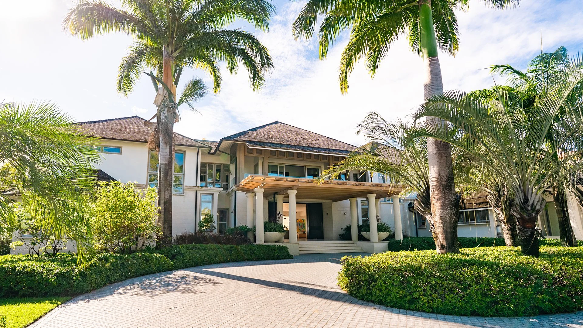 Gated ensuring total privacy. Situated on the prestigious Platinum Coast of Barbados, in the parish of St. Peter, a true beachfront property, offering the ultimate in contemporary luxury. Make an enquiry for a stay at our Godings Beach House. 