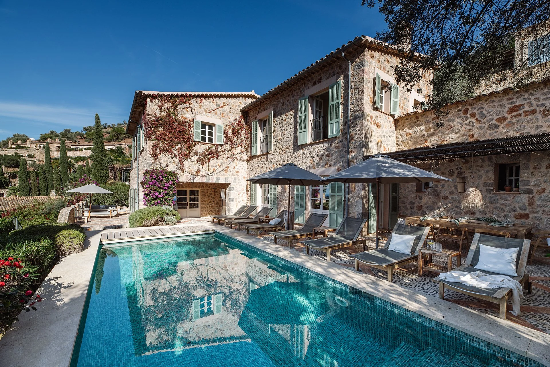 Take a dip in the pool with swim-jet, or relax on the terrace with its uninterrupted village and mountain views.