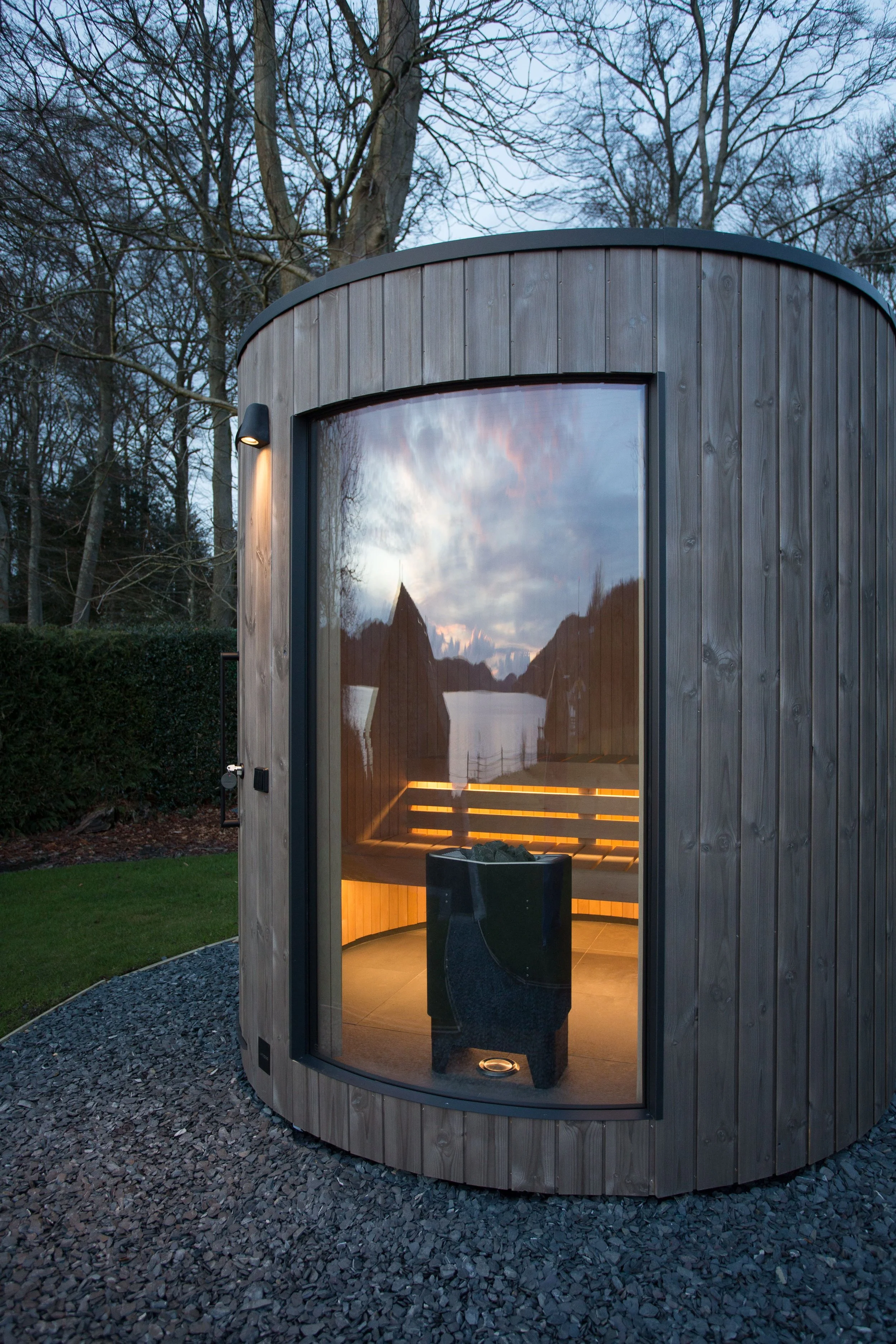 The 4-seater sauna pod is a serene haven for relaxation, with complete privacy and just steps from the water’s edge making it perfectly positioned for a rejuvenating post-sauna dip. Escape to Grey Gables in Lake Windermere for a wellness reset.