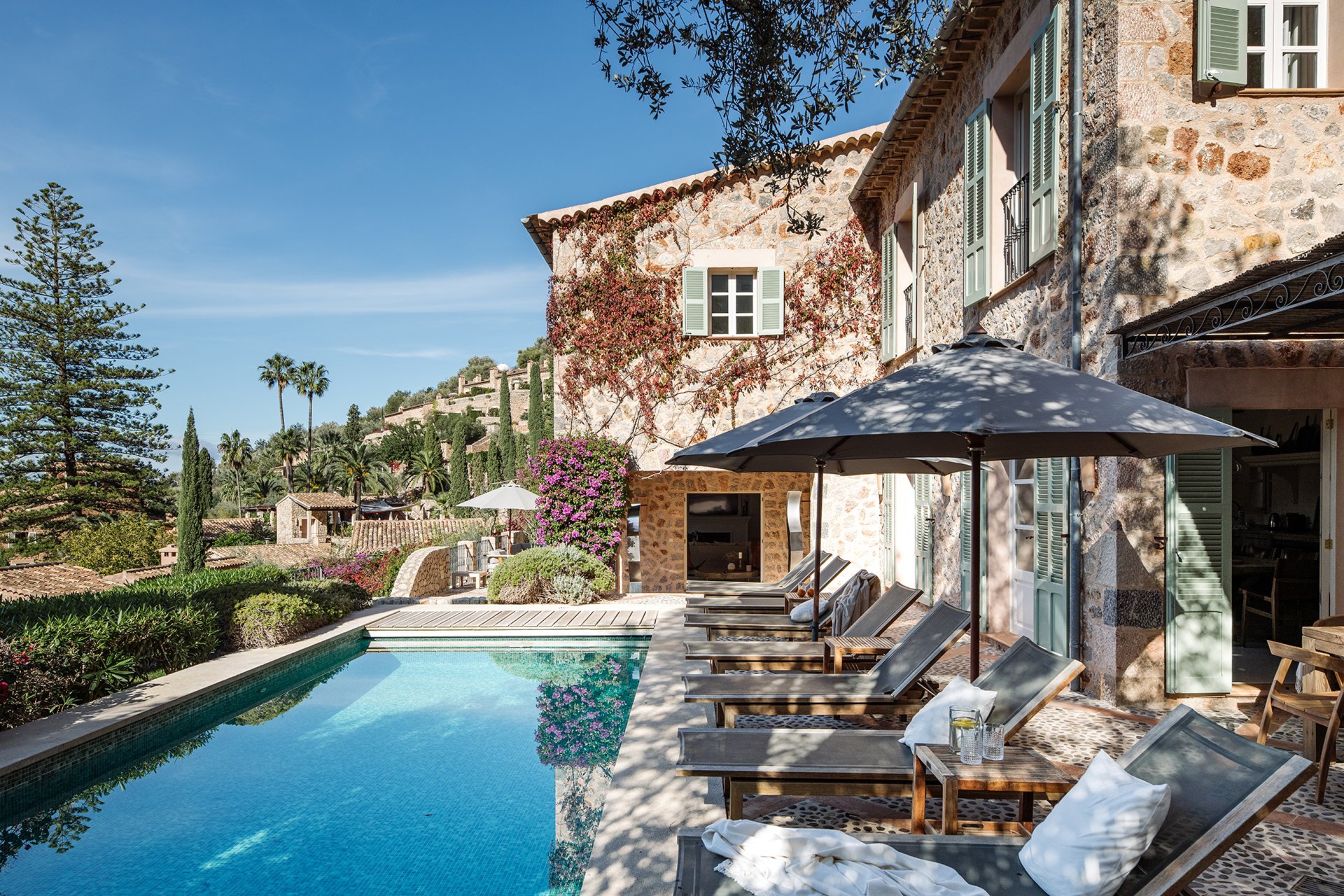 Take a dip in the pool with swim-jet, or relax on the terrace with its uninterrupted village and mountain views.