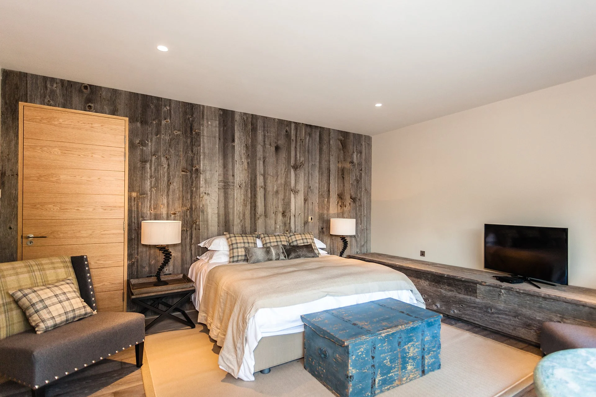 There are five en-suite bedrooms with floor-to-ceiling windows, four of which have uninterrupted lake views. Three have balconies. Each has a ViSpring bed, two of which can be made up as twins. Escape to Grey Gables for a wellness reset.