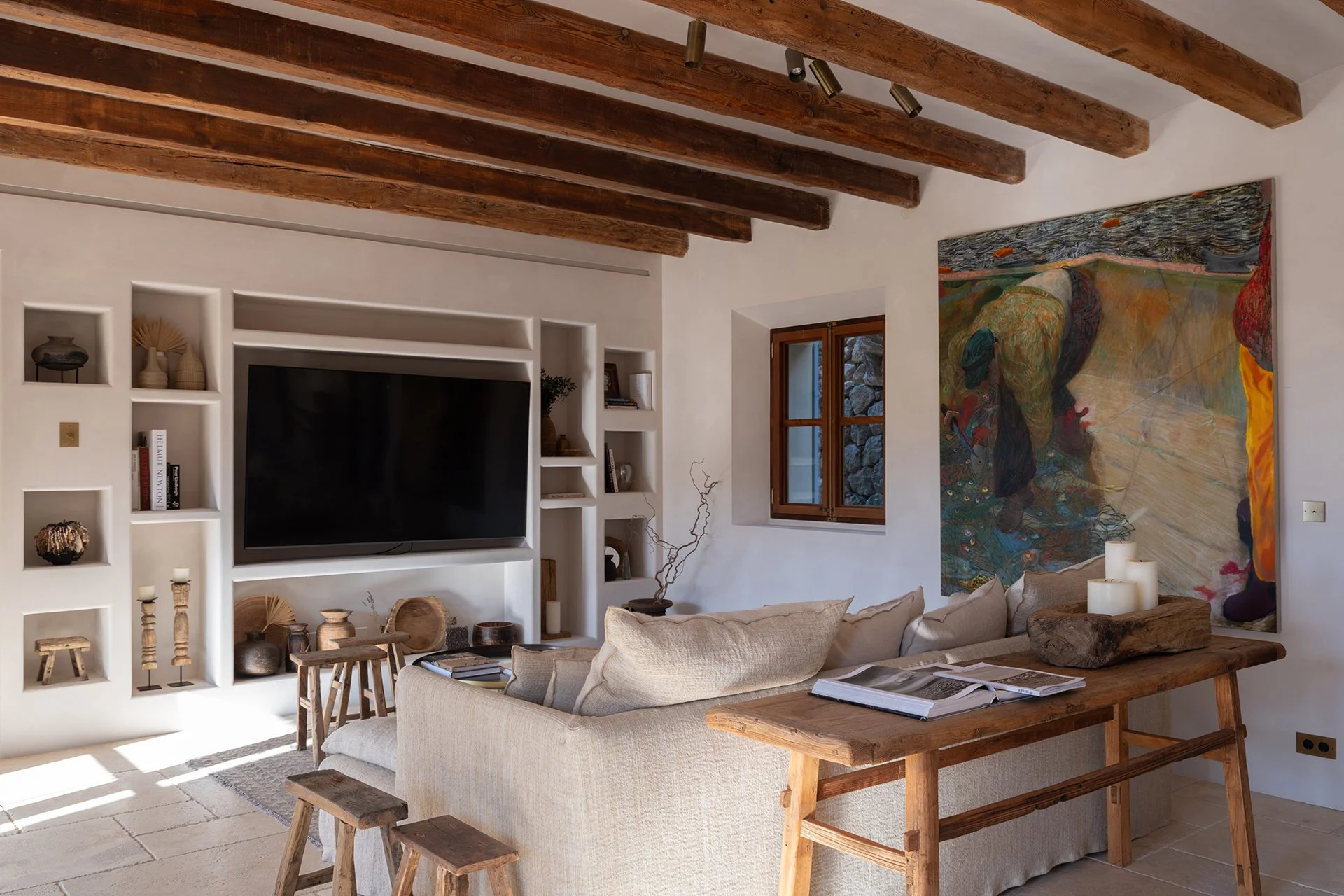 Subtle neutral tones and designer pieces adorn this relaxing area, located on the Ground floor and split into 2 separate areas. Both with relaxed, comfy seating and magnificent vaulted beamed ceiling. Choose between the cosy conversation space or ind